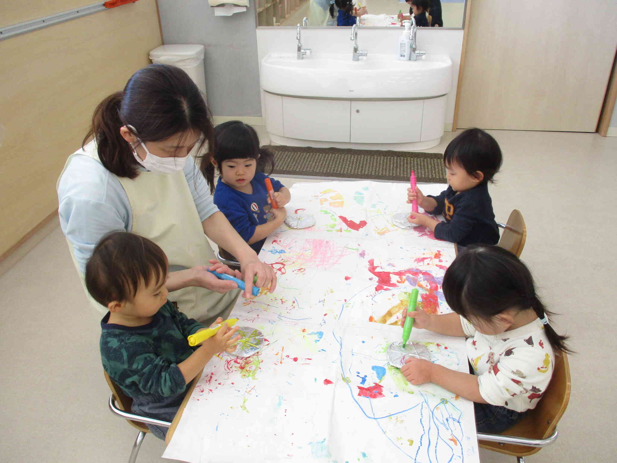 あひる組さん（１歳児クラス）はキラキラにペンで色を付けて飾りを作りました！