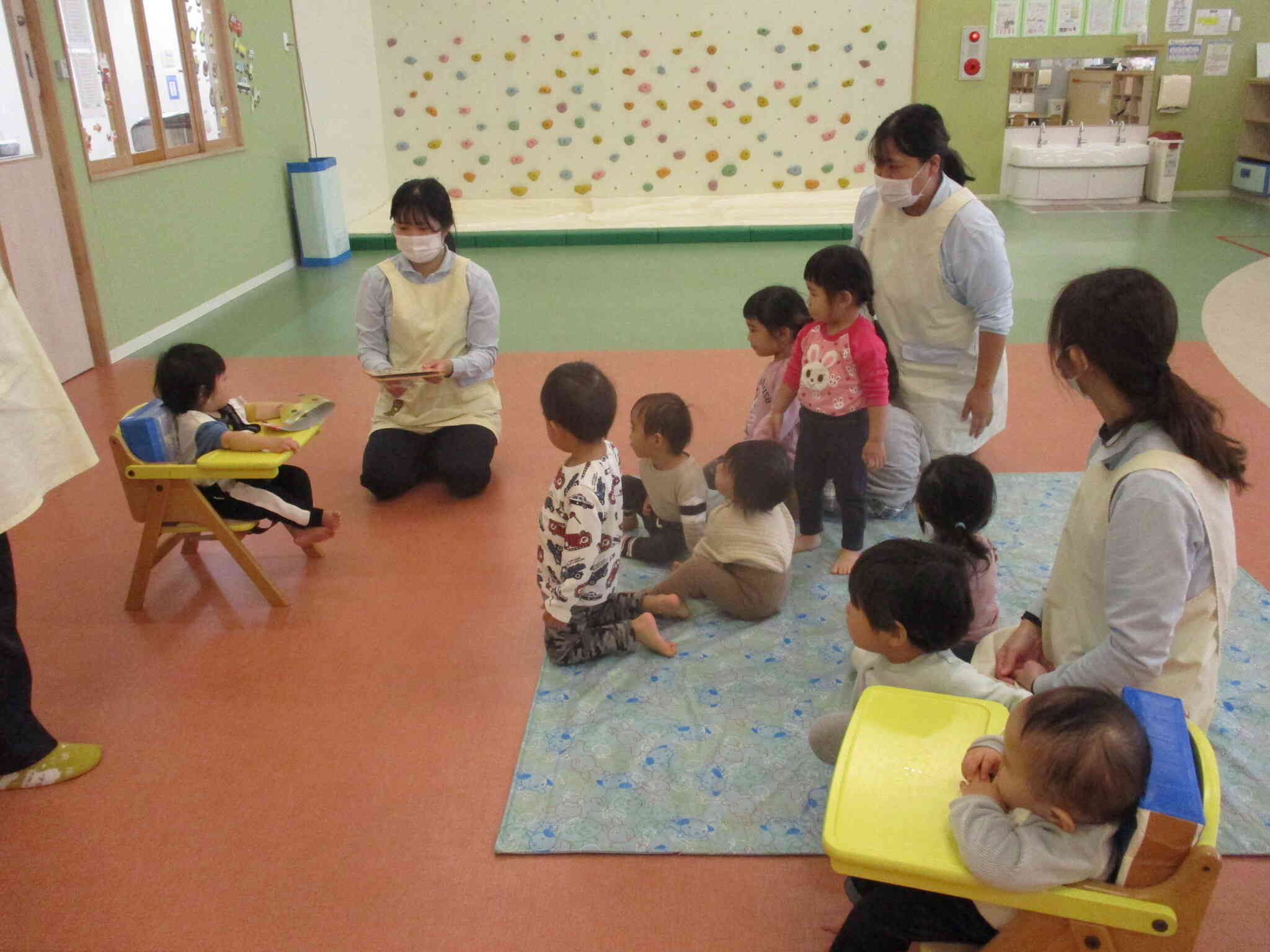 カード見せて見せて～とみんなが集まって来ました！