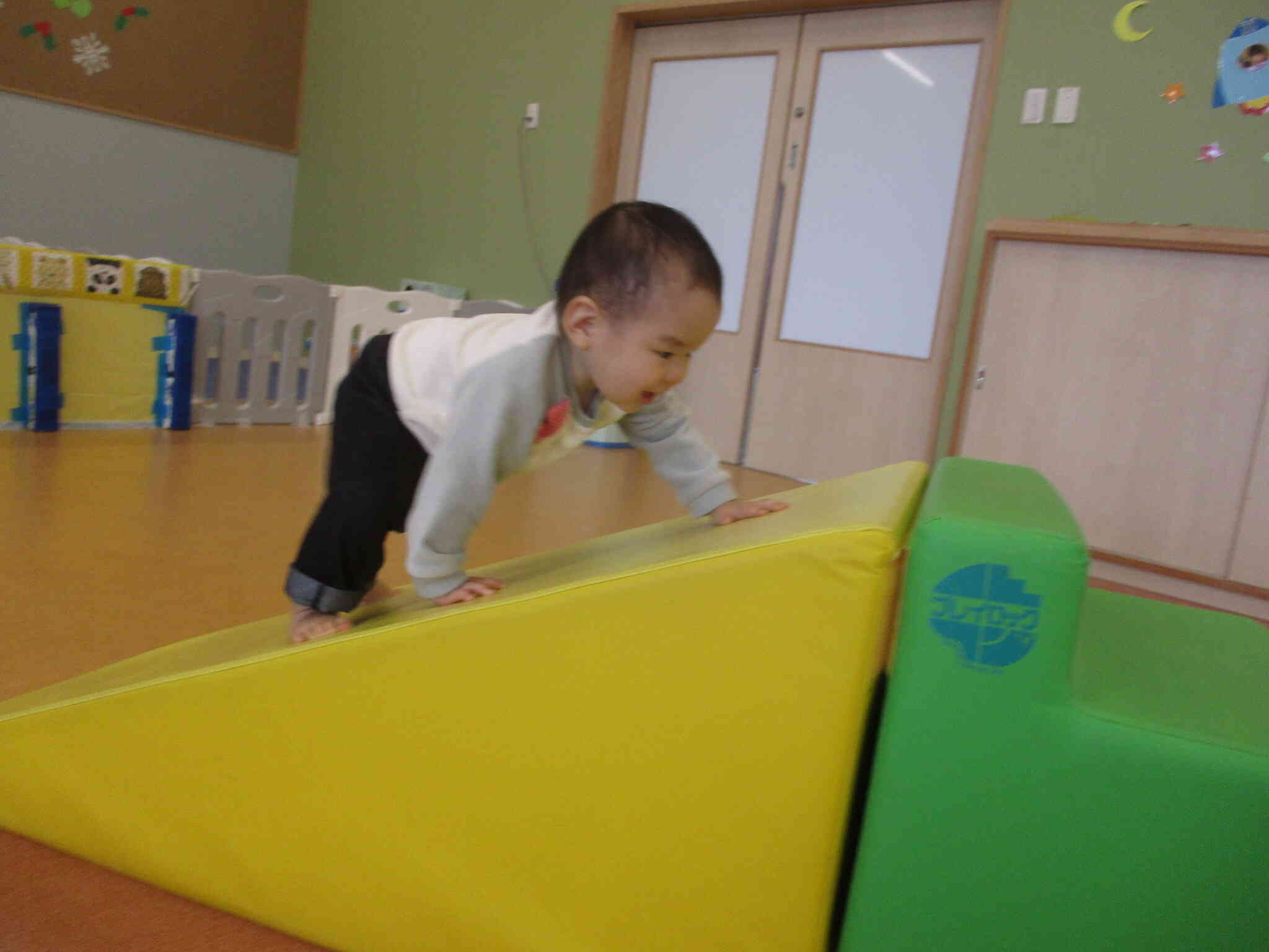 大型遊具で楽しく遊んでいます♪