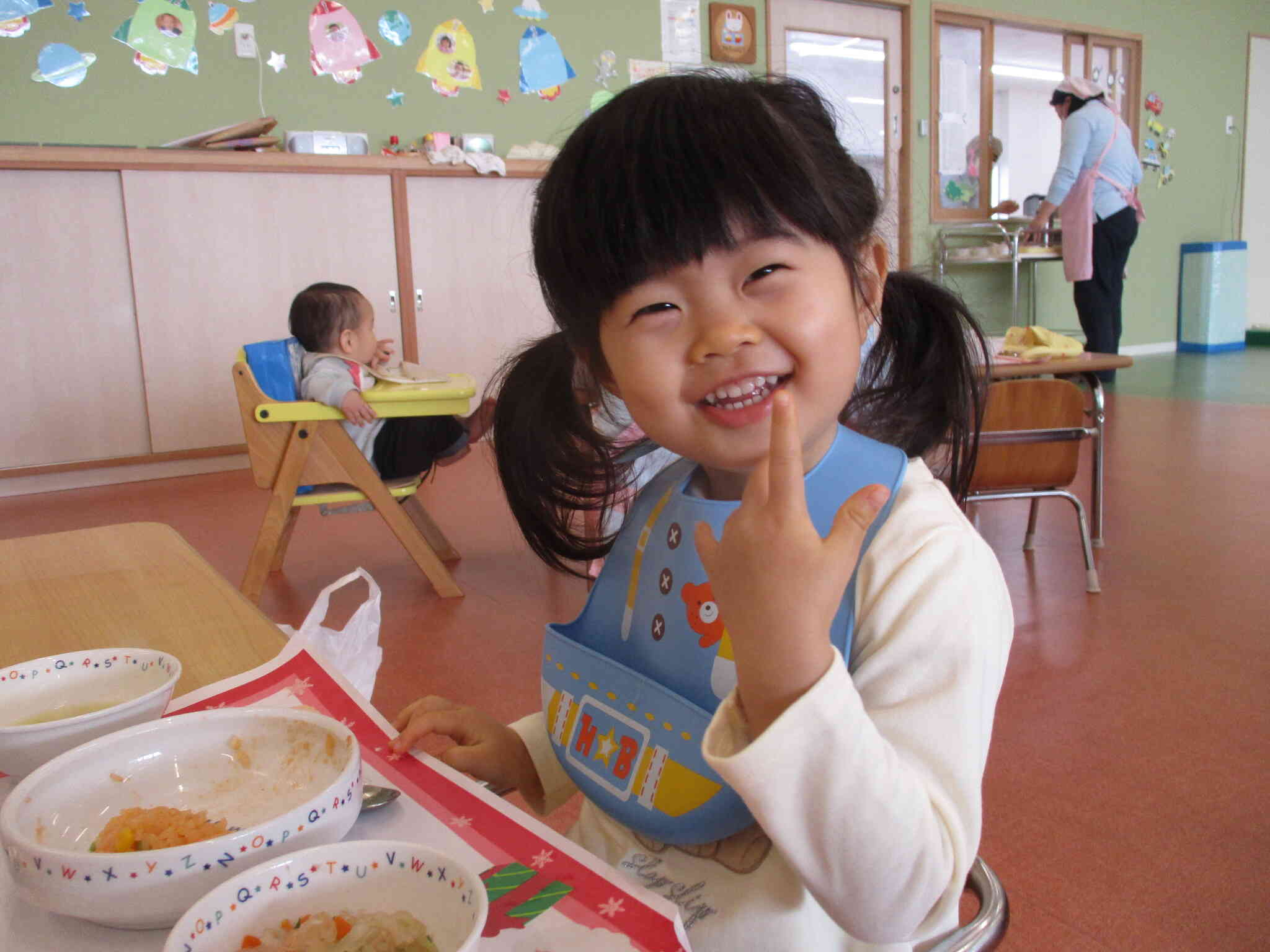 クリスマス会の後にみんなで給食を食べました！可愛い給食にニコニコでした☆