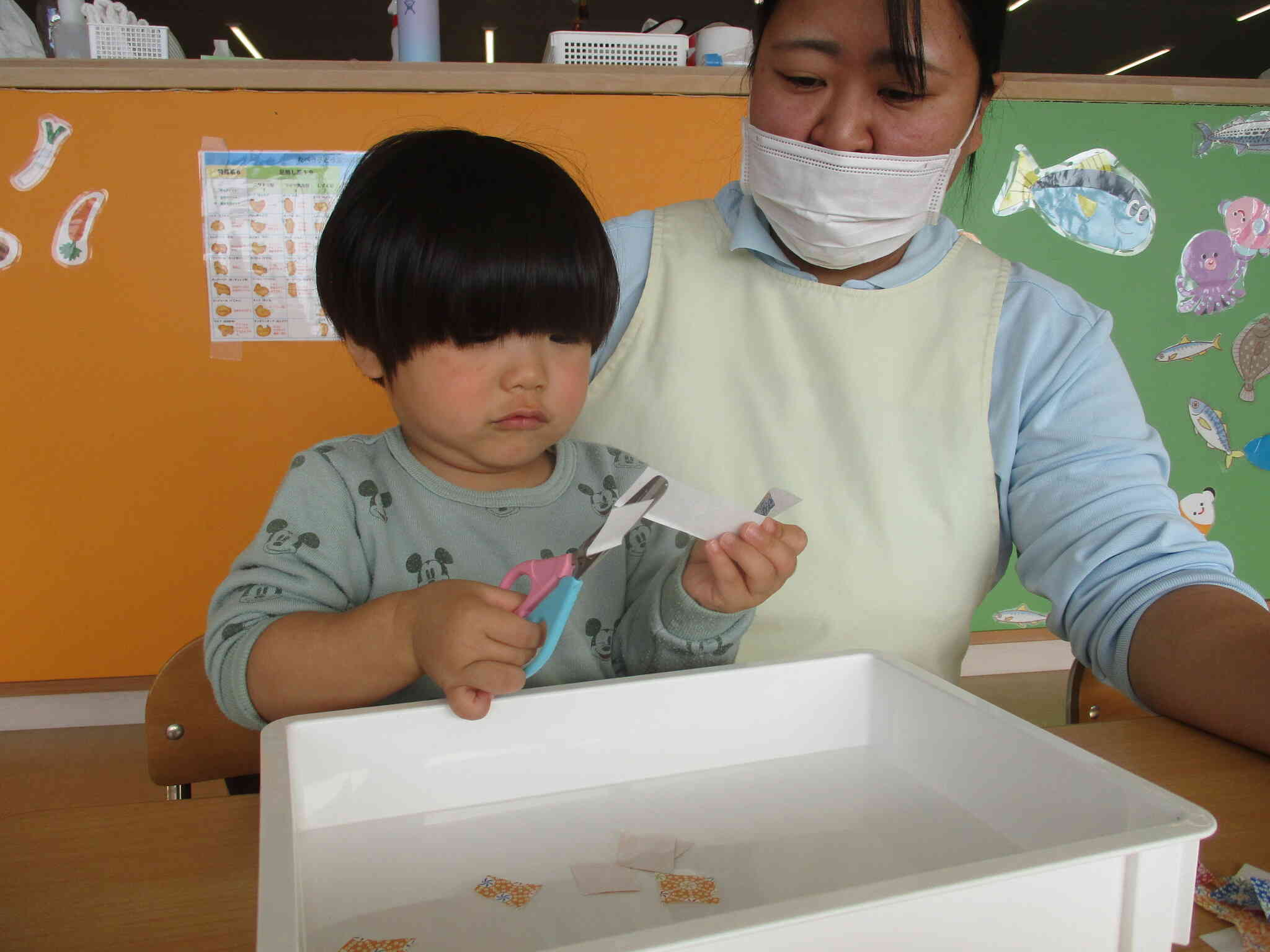 ハサミは先生と一緒に使いました♪