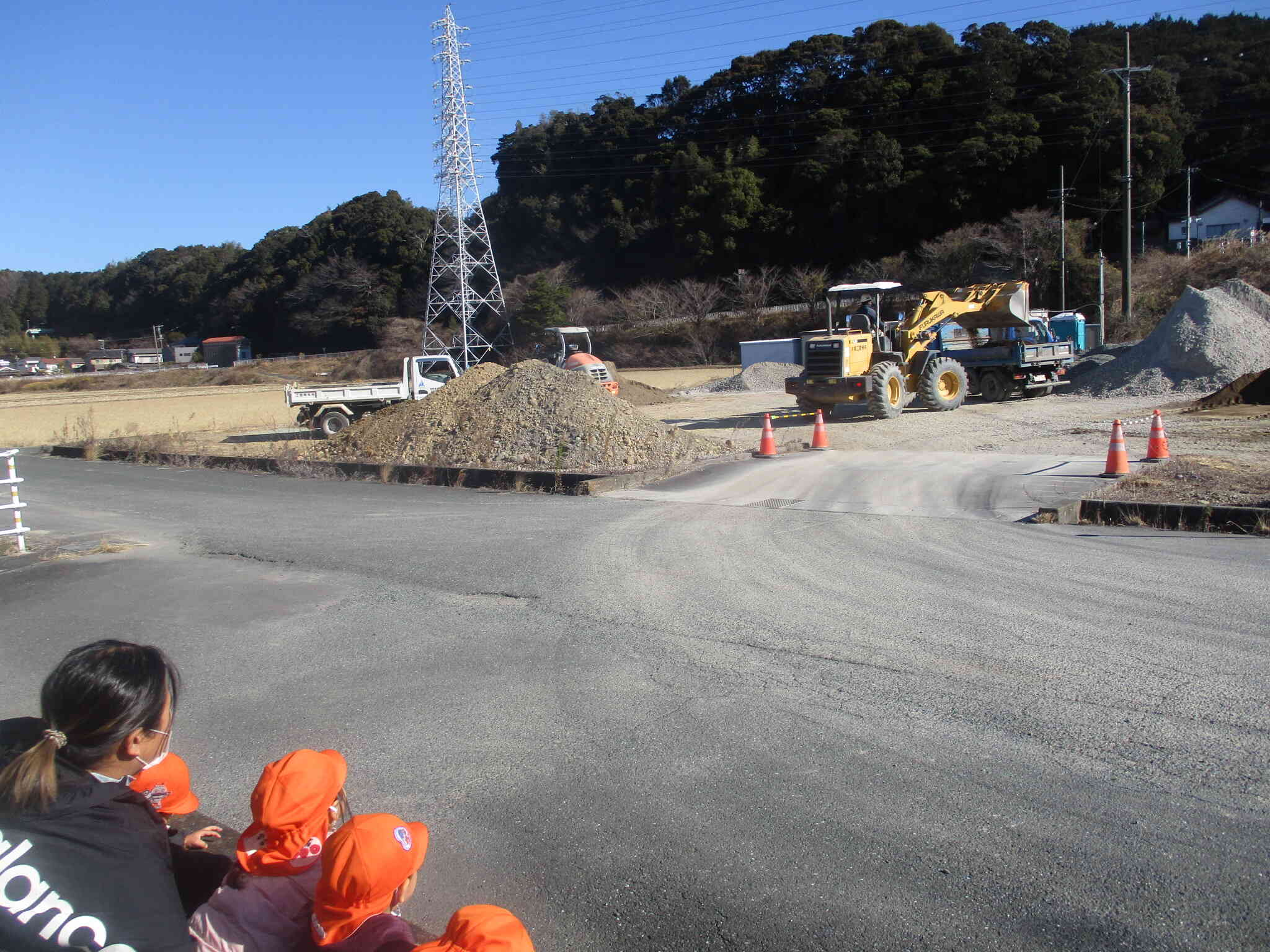 保育園の敷地内から働く車を見学しています！