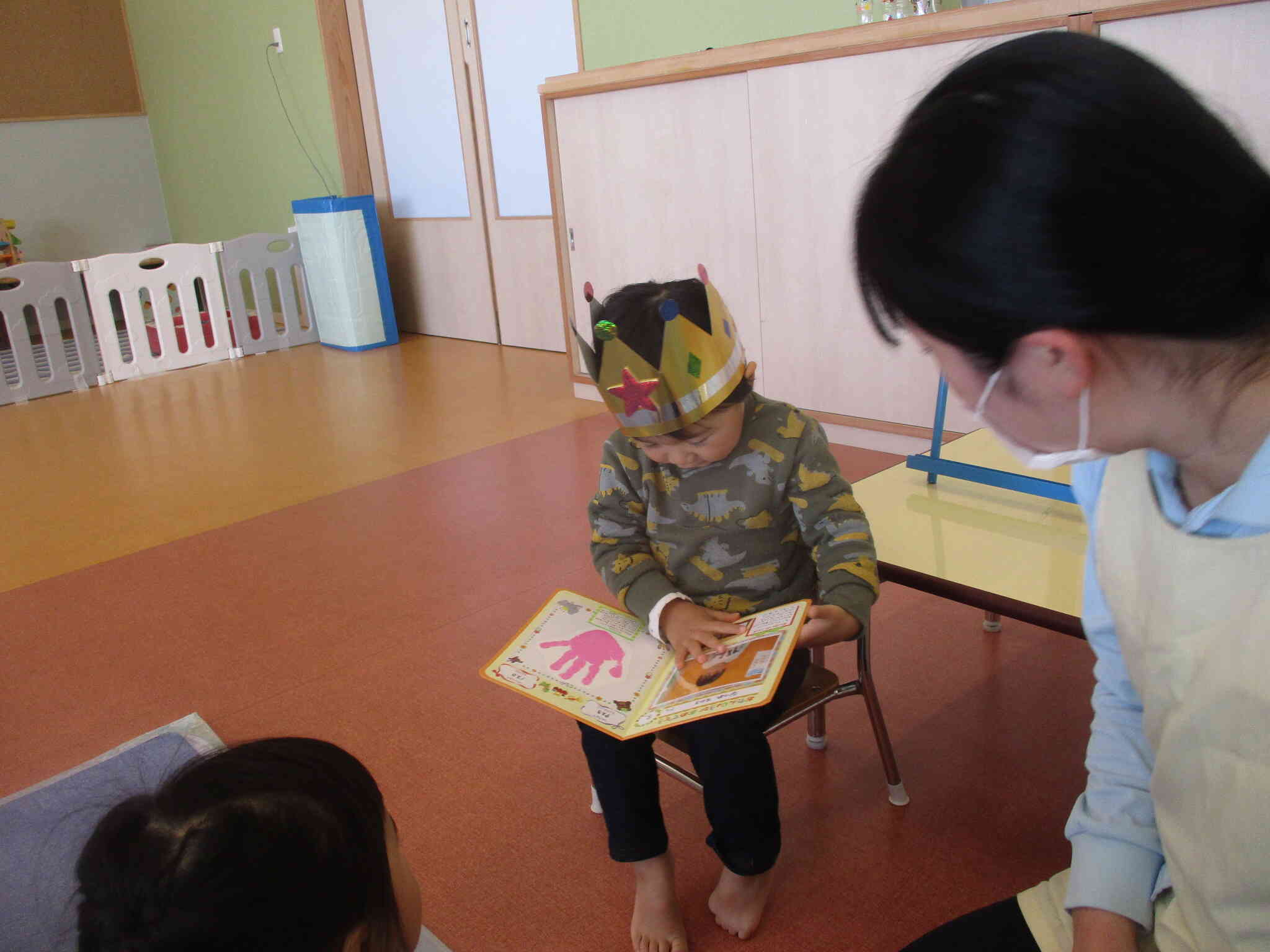 お誕生日カードをじっくりと見ています。