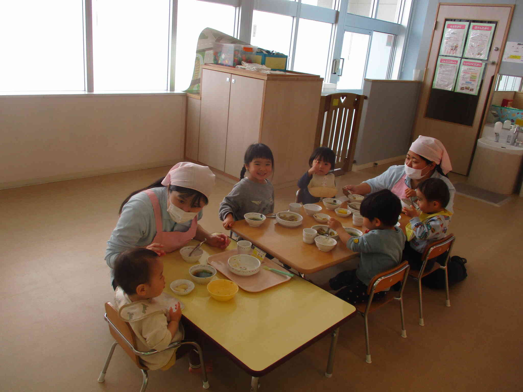 みんなで食べる交流給食が始まりました！