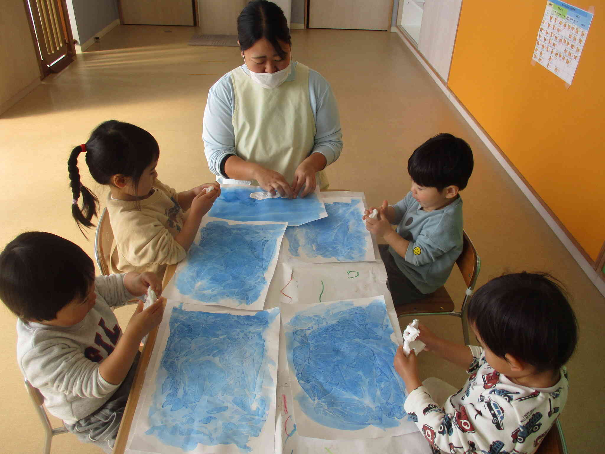 みんなでねんどをこねています・・・