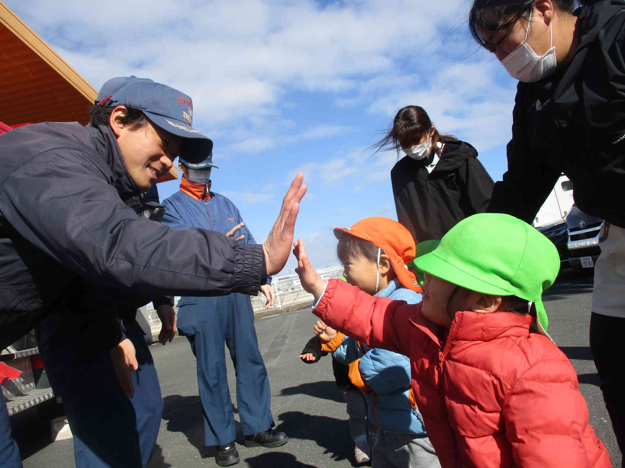消防士さんたちとハイタッチ！