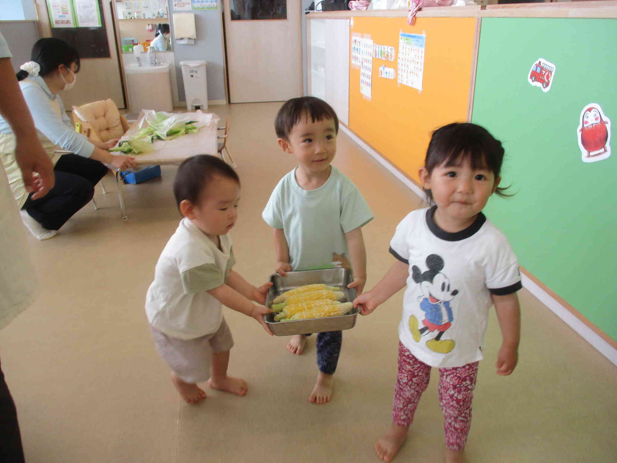 みんなで給食室まで運びました！