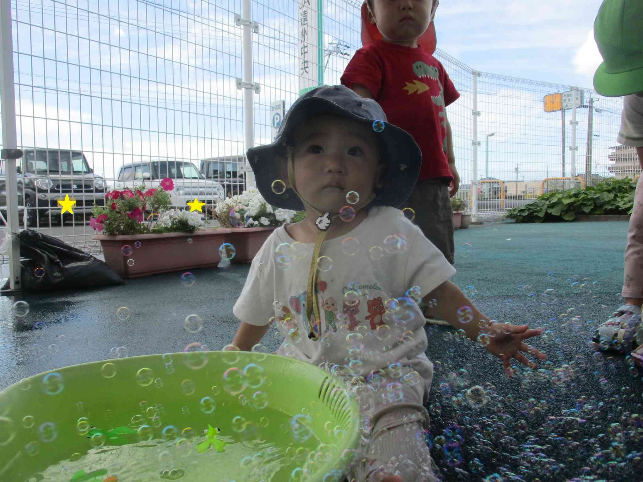 お水遊びをしたり、シャボン玉をしたり・・・