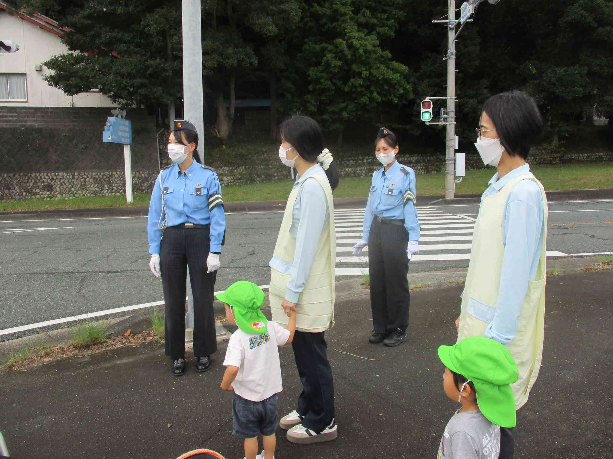 実際の道路は色々な車がたくさん通るね！信号機の確認も大事です！