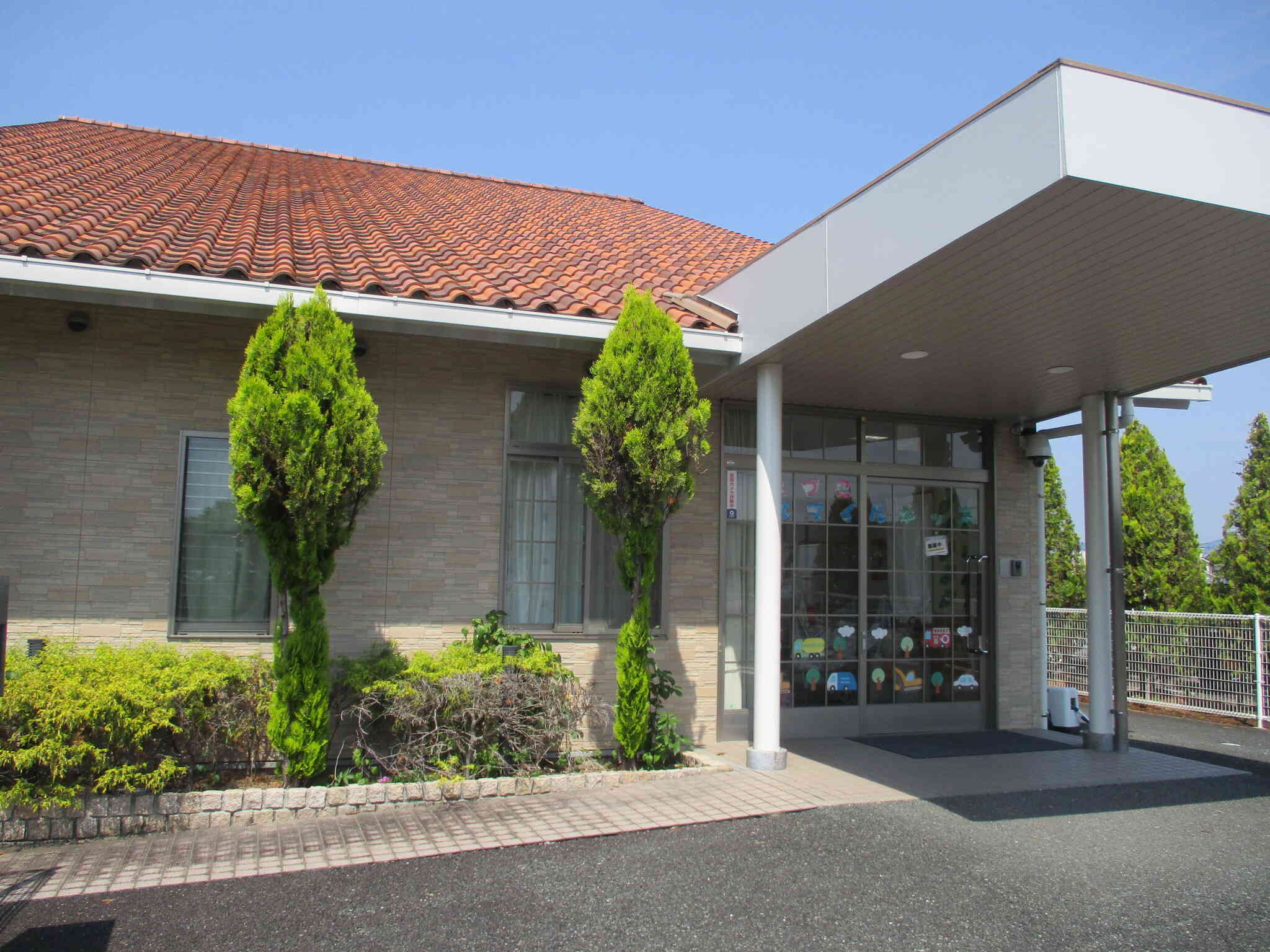 三角屋根の可愛い園舎です