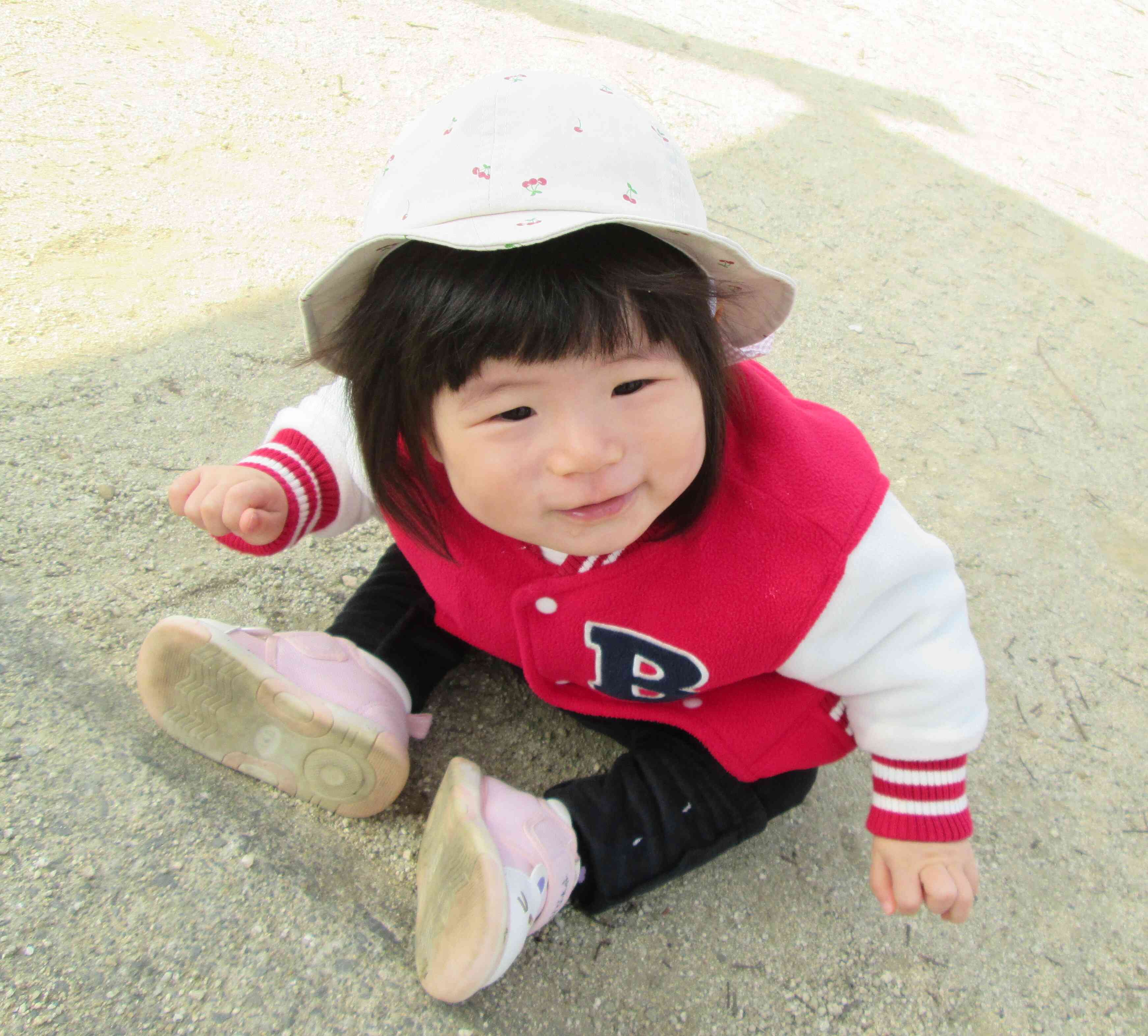 戸外遊びでニコニコ笑顔