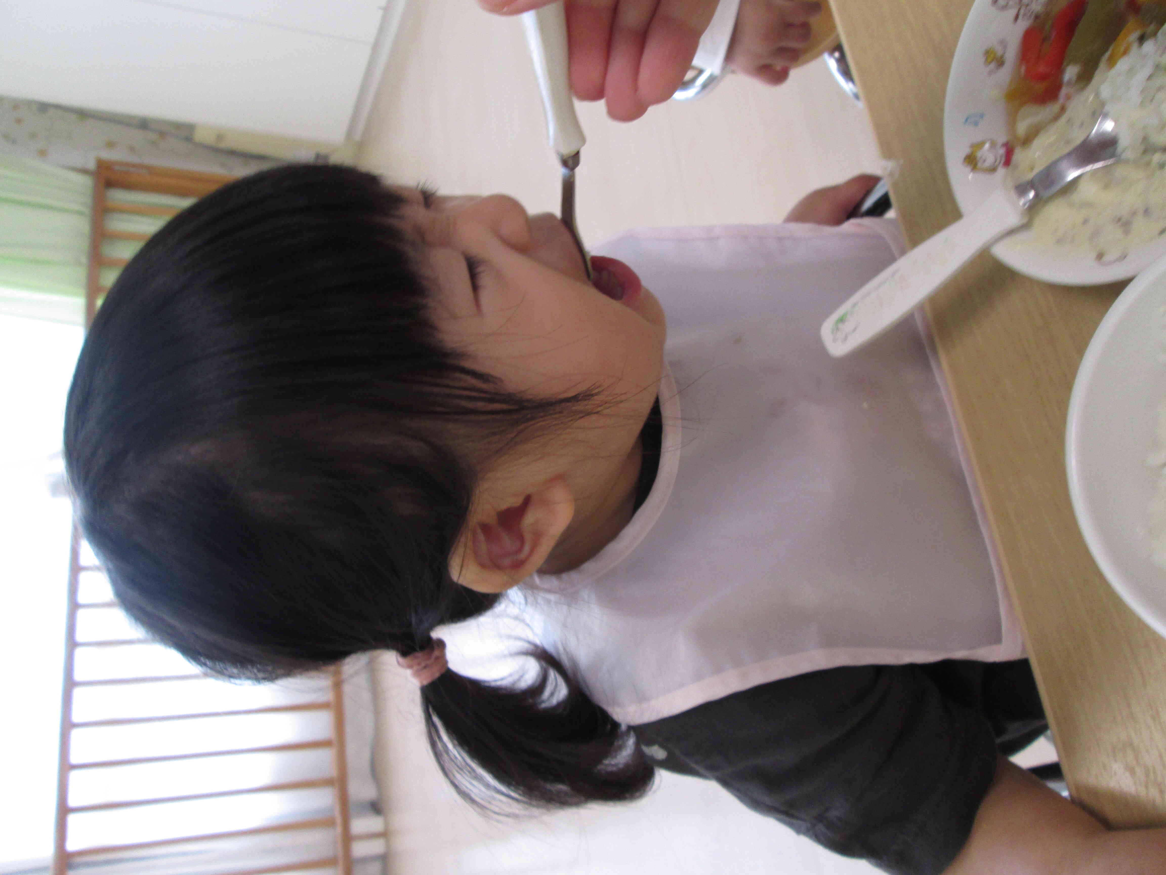 大きいお口で食べるよ！