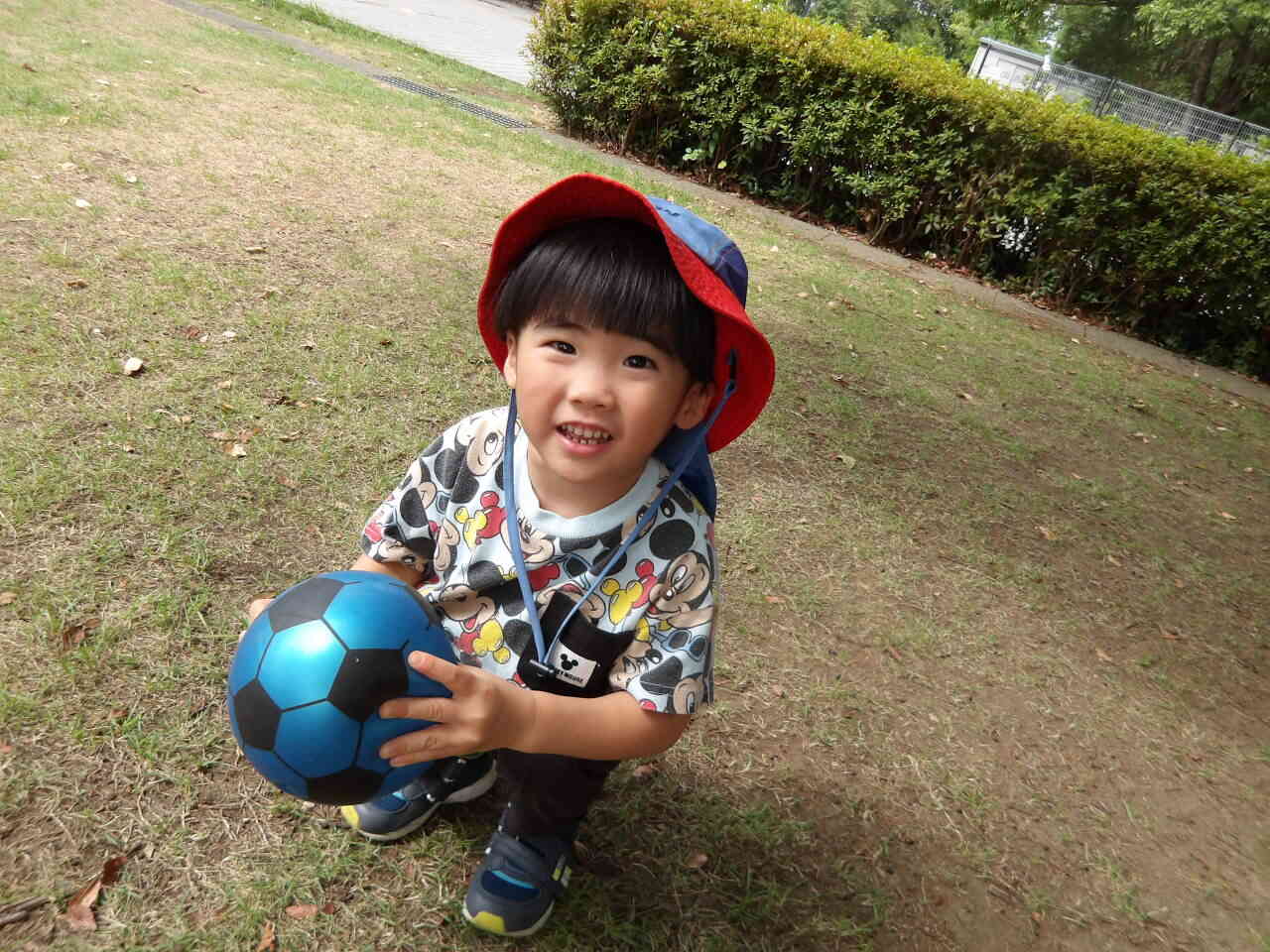 戸外でボール遊び
