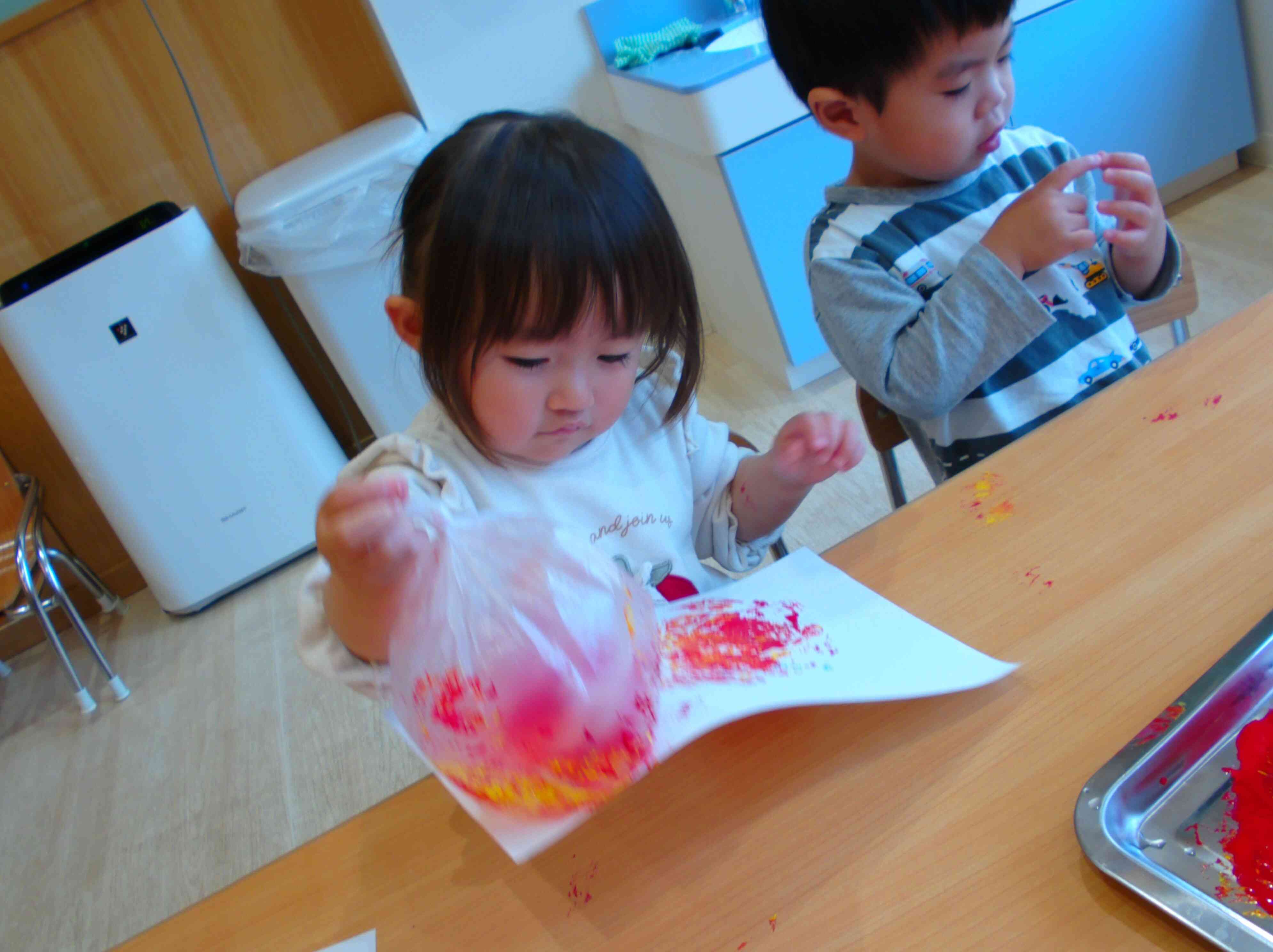 赤と黄色の絵の具を使ったよ