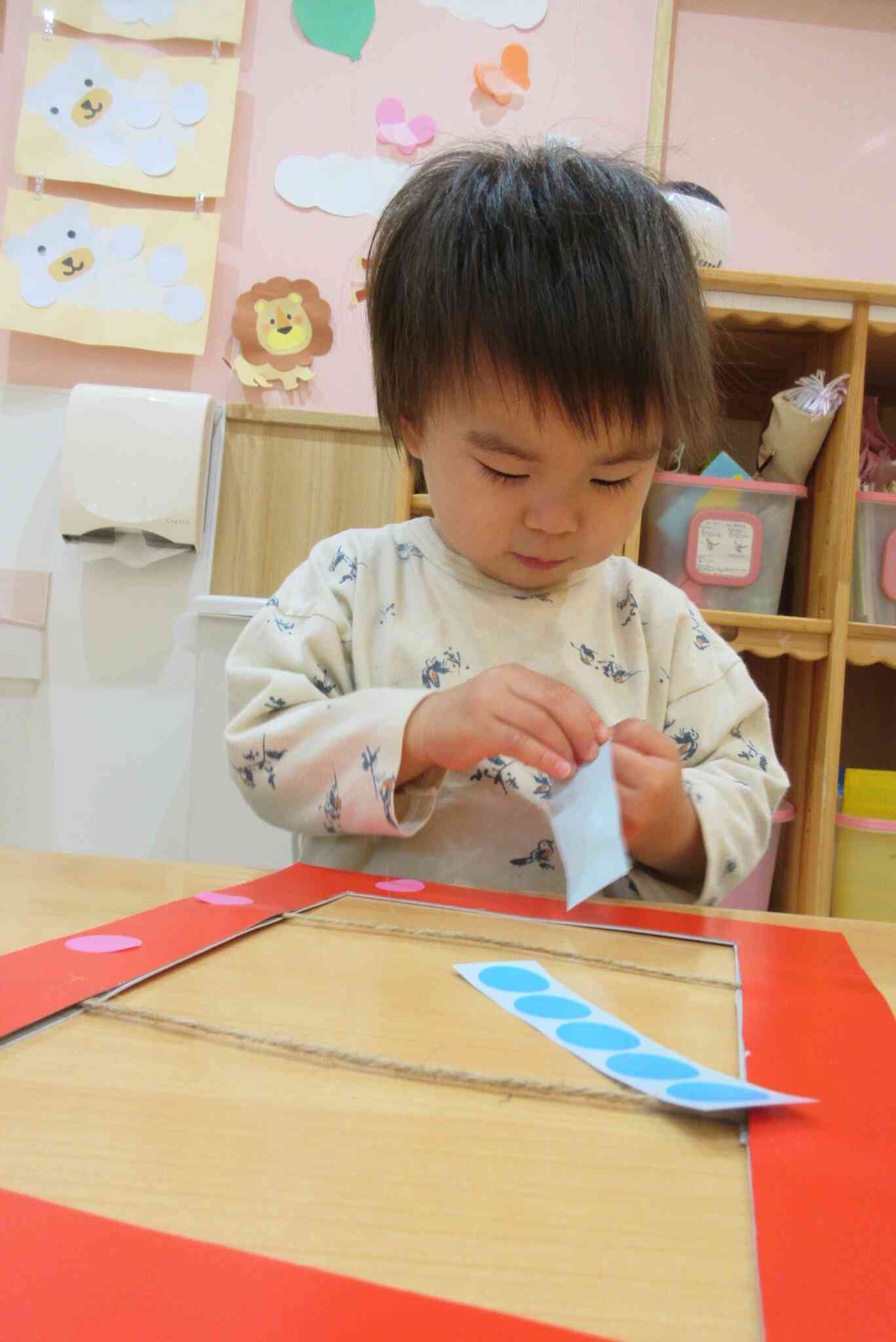 シールをはがすのが上手だね
