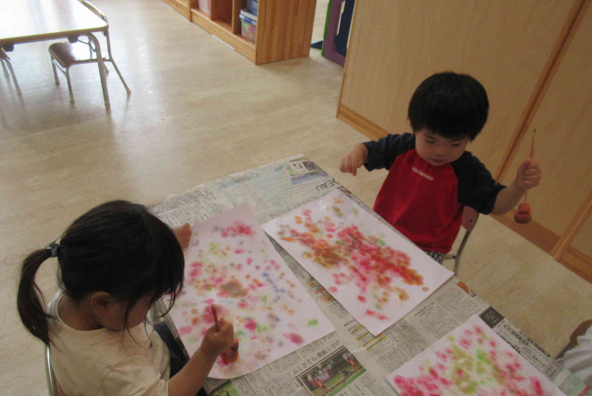 台紙はタンポで模様を作ったよ