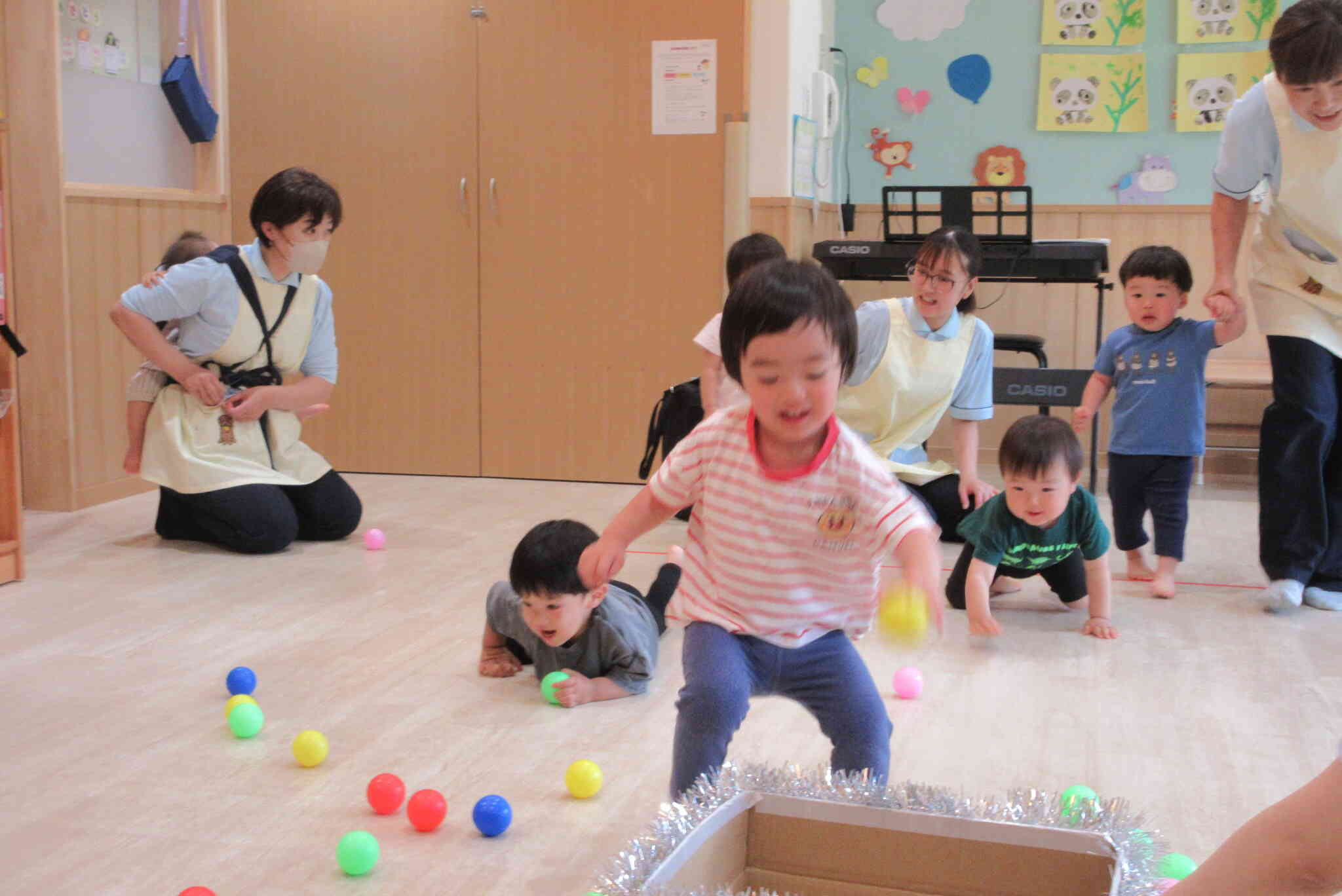 うさぎ組さん、玉入れ　がんばるぞー