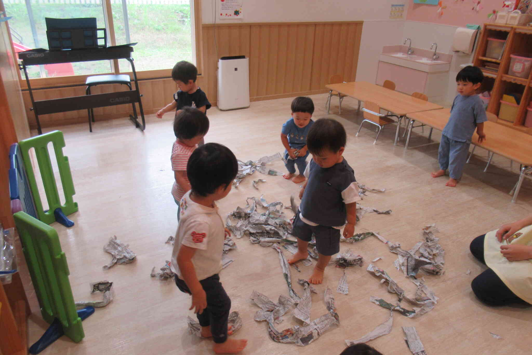 製作のあとは新聞紙で遊んだよ