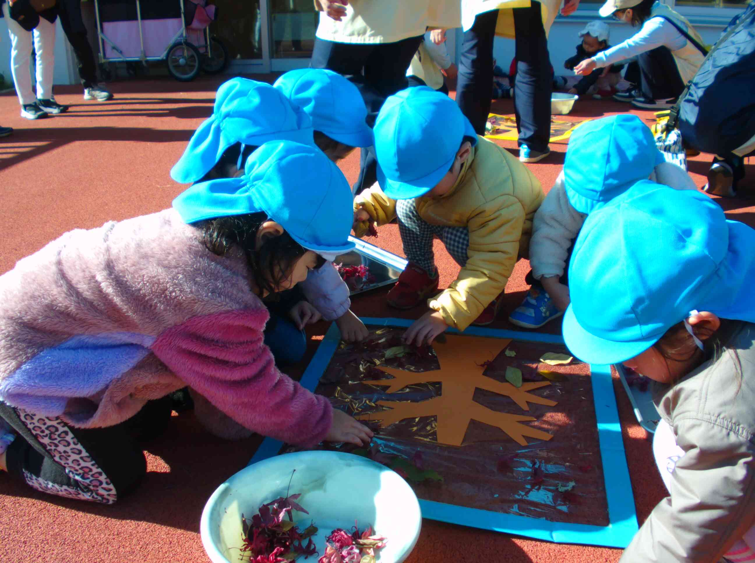 誕生会で「落ち葉遊び」をしました