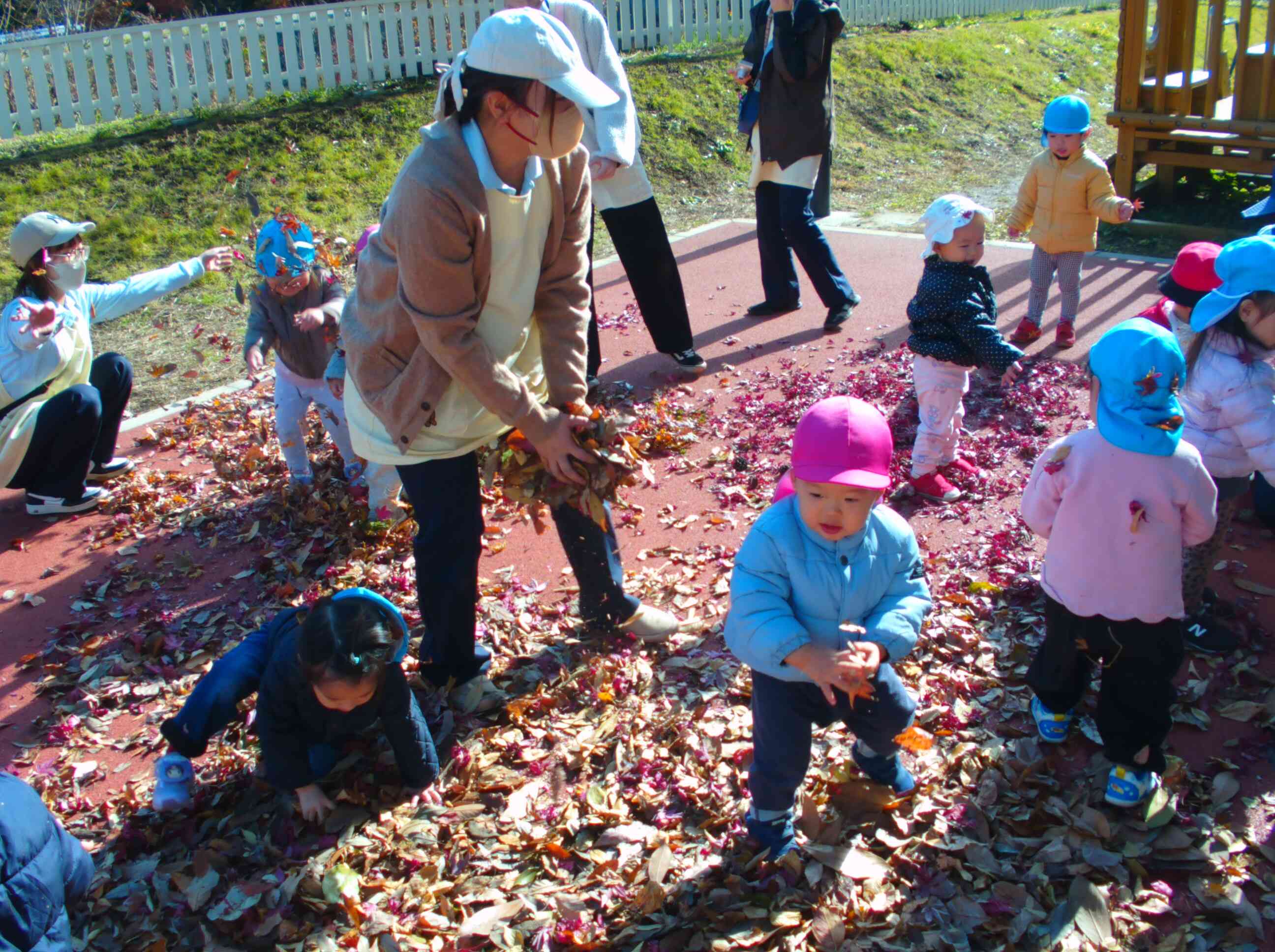 みんな～落ち葉を集めて～