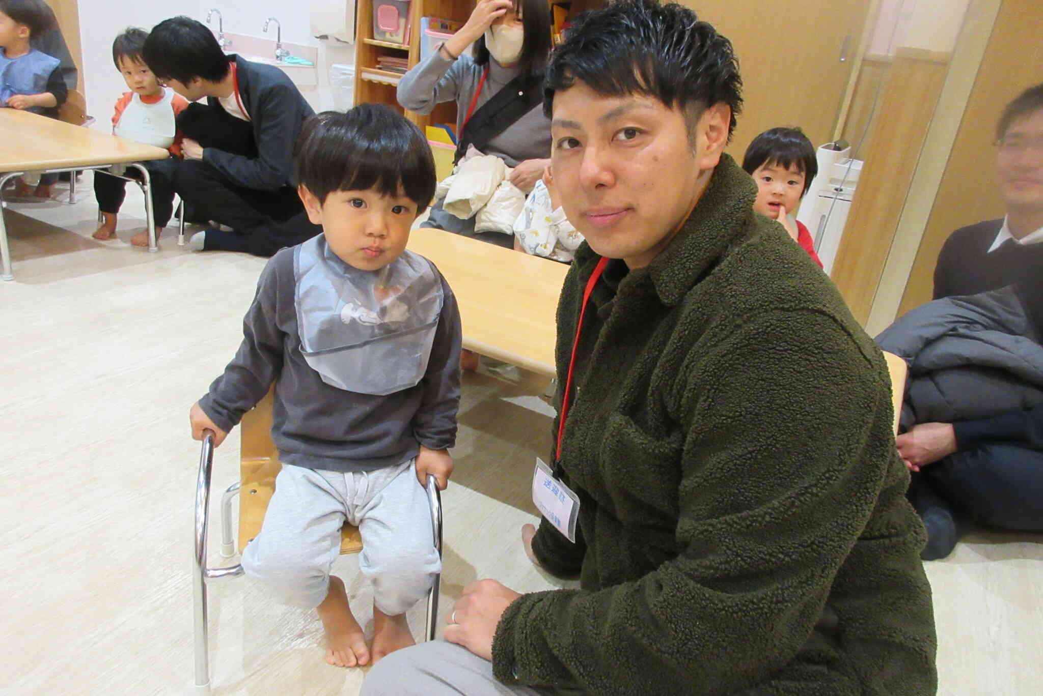 お父さんと一緒におやつたべたよ。