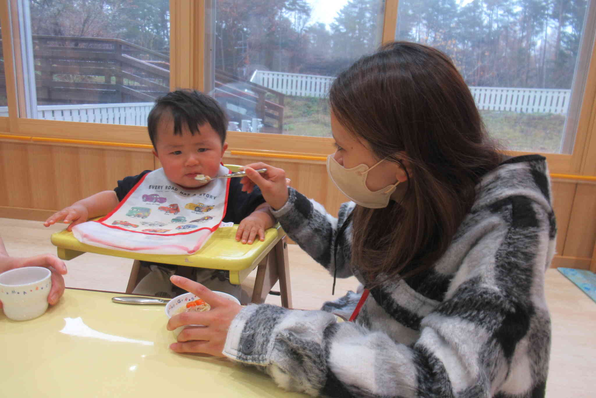 おかあさんといっしょにおやつをたべたよ。