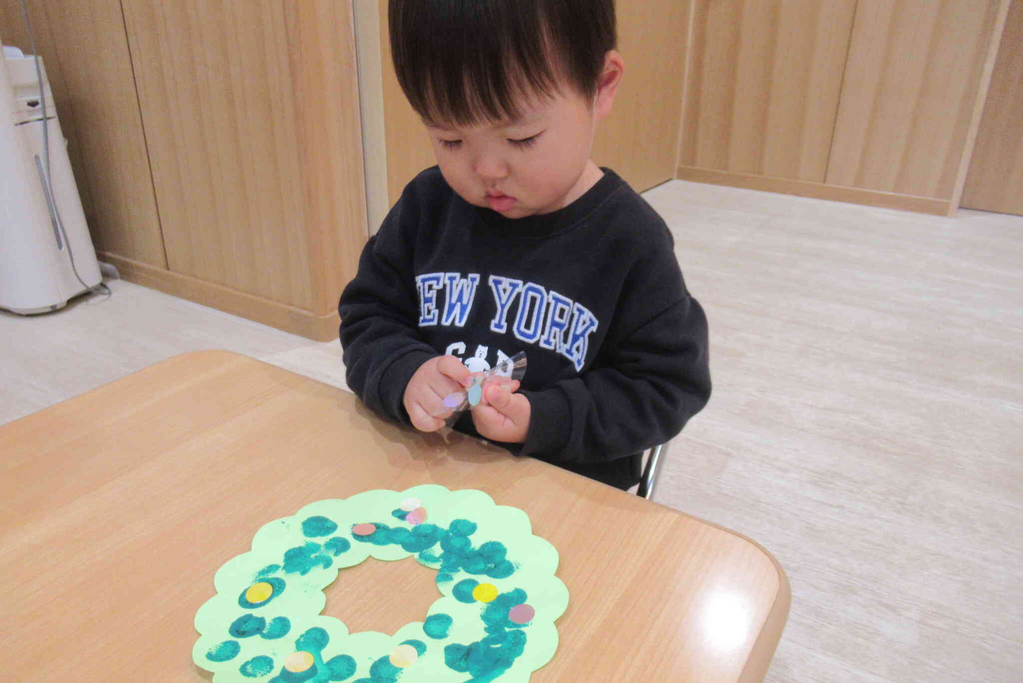 次はシール貼り