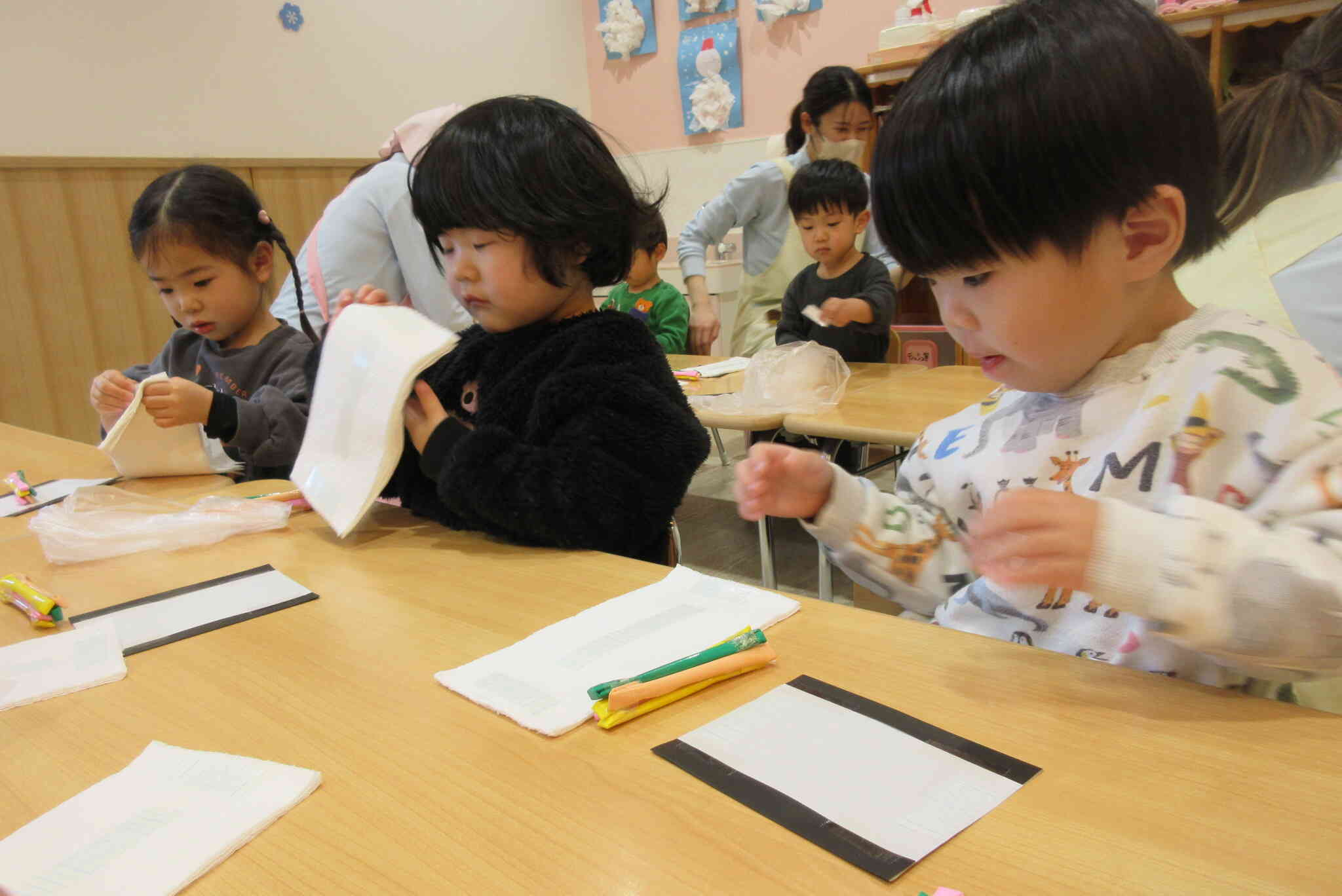 食育「恵方巻について」　のり・ごはん・具をクルクル巻いて、恵方巻のかんせ～い