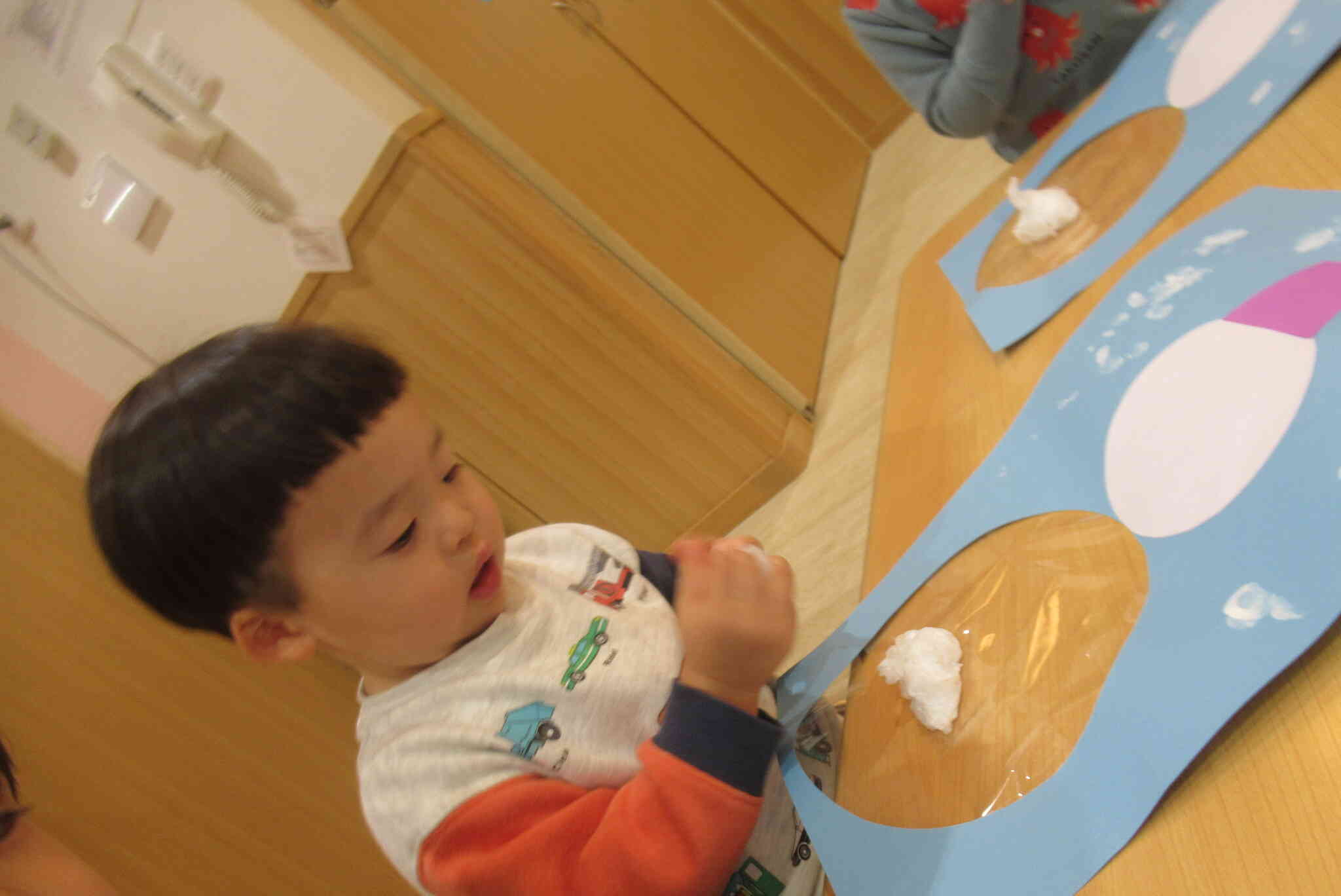 お花紙を丸めてぎゅっぎゅ