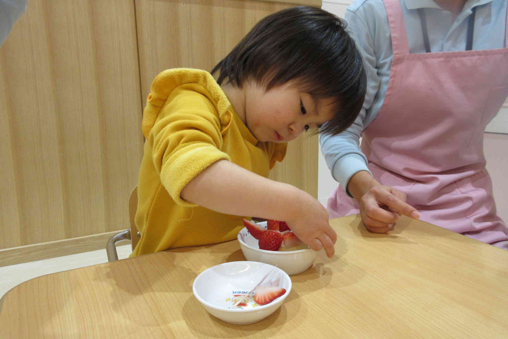 うまくイチゴをのせられるかな？