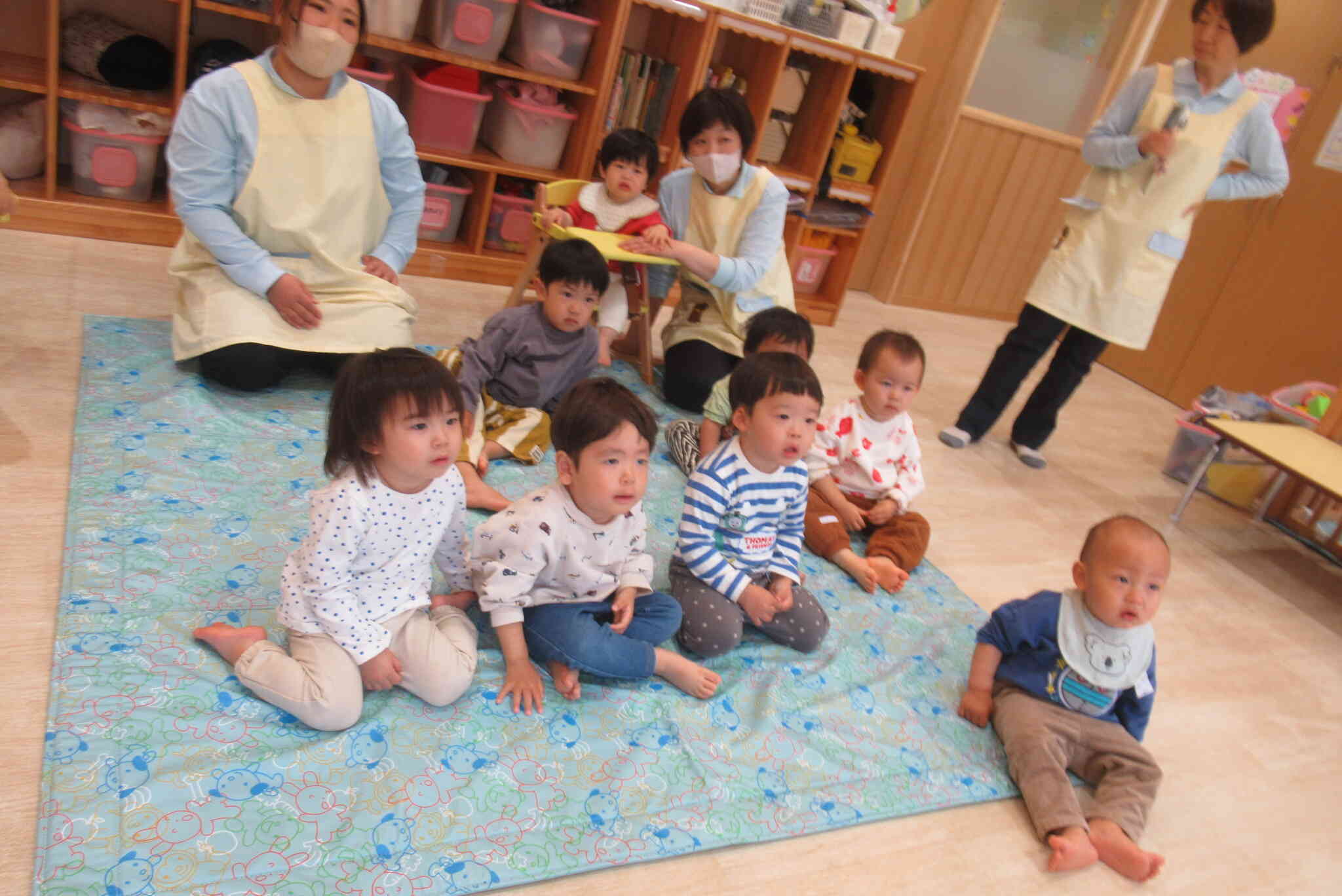 上手に座って聞いていますね