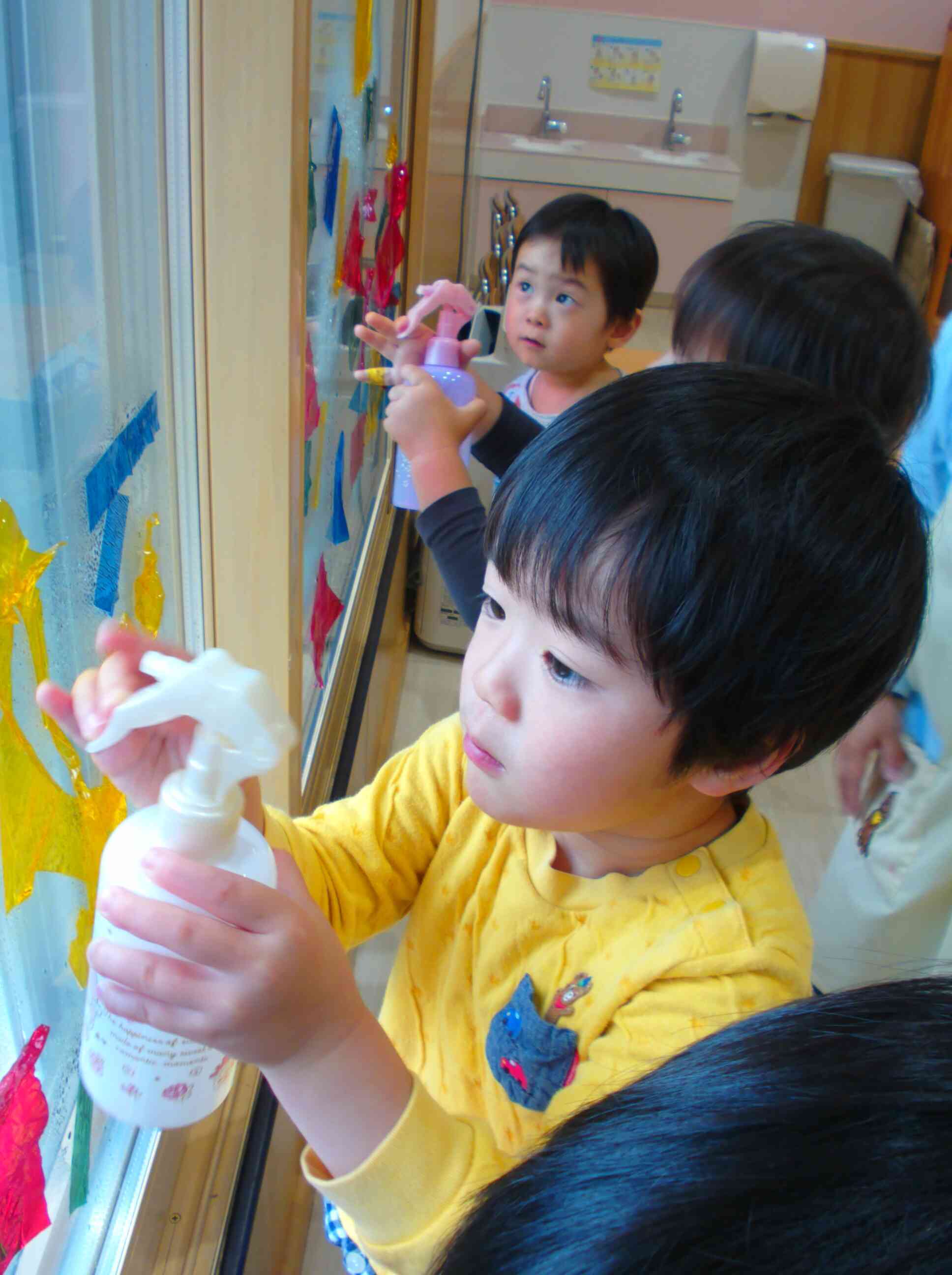 シュッ！シュッ！自分で霧吹きできるかな？