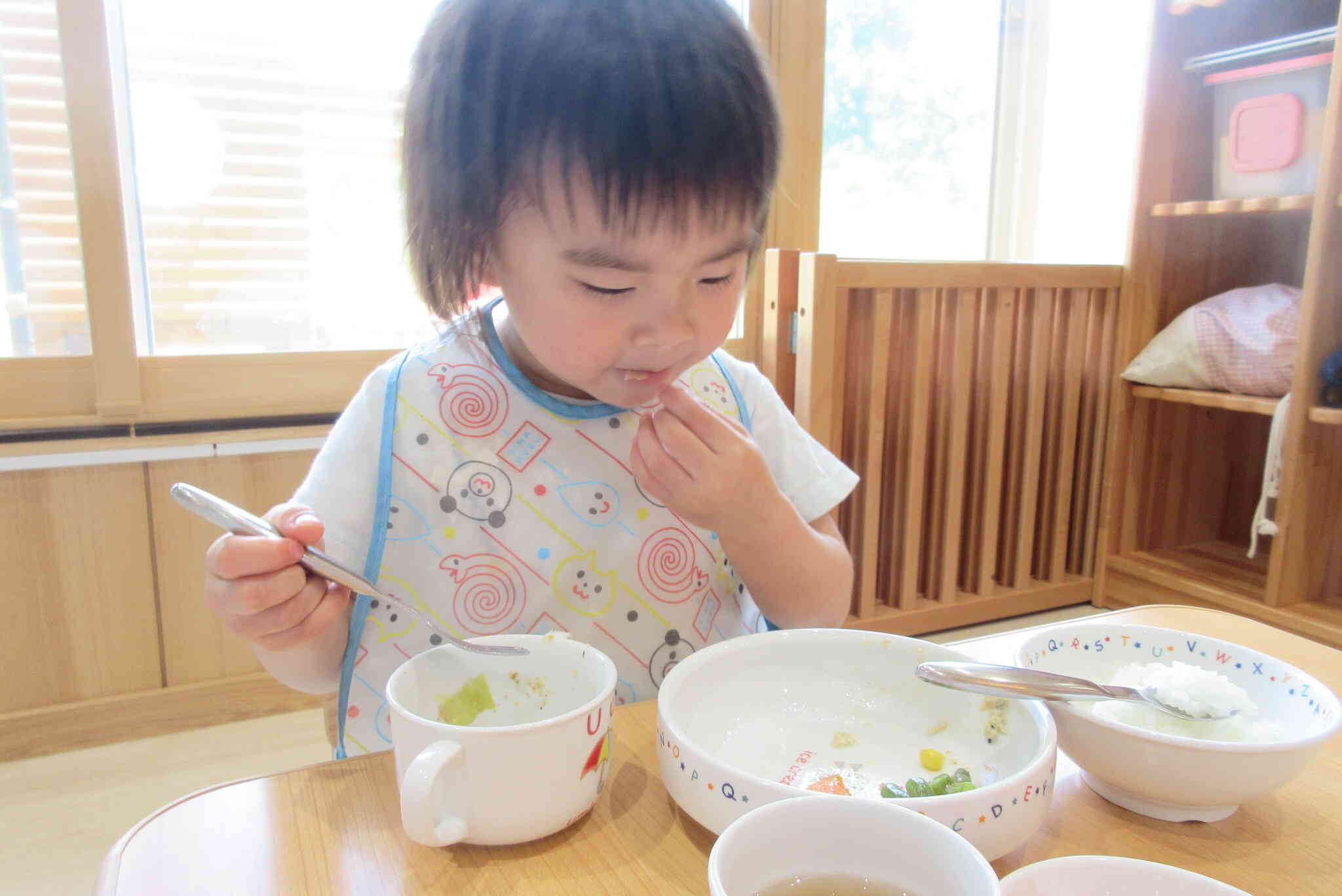 お友だちと一緒に食べる給食は、とっても美味しいね。