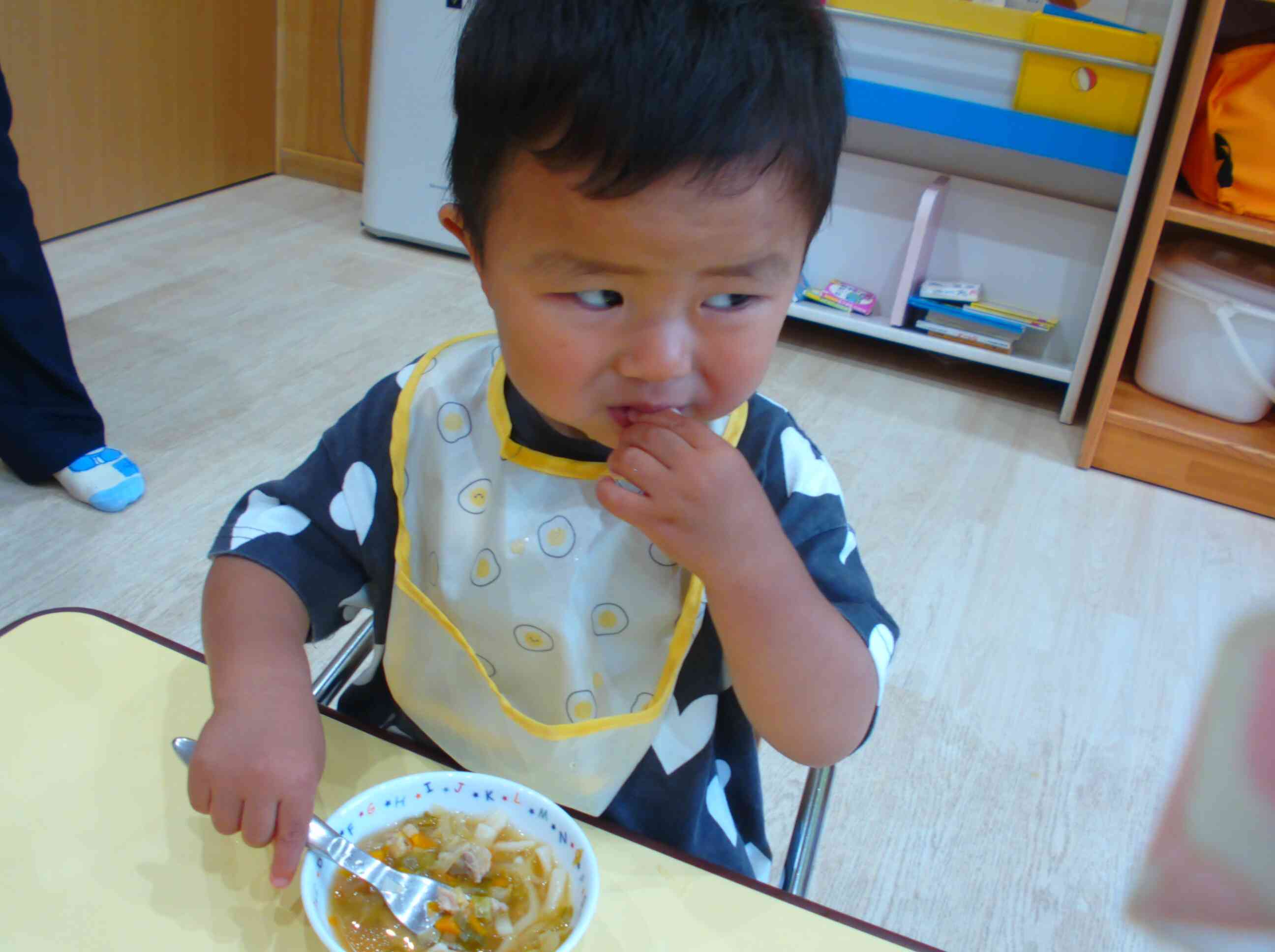 にんじんを拾ってパクッ