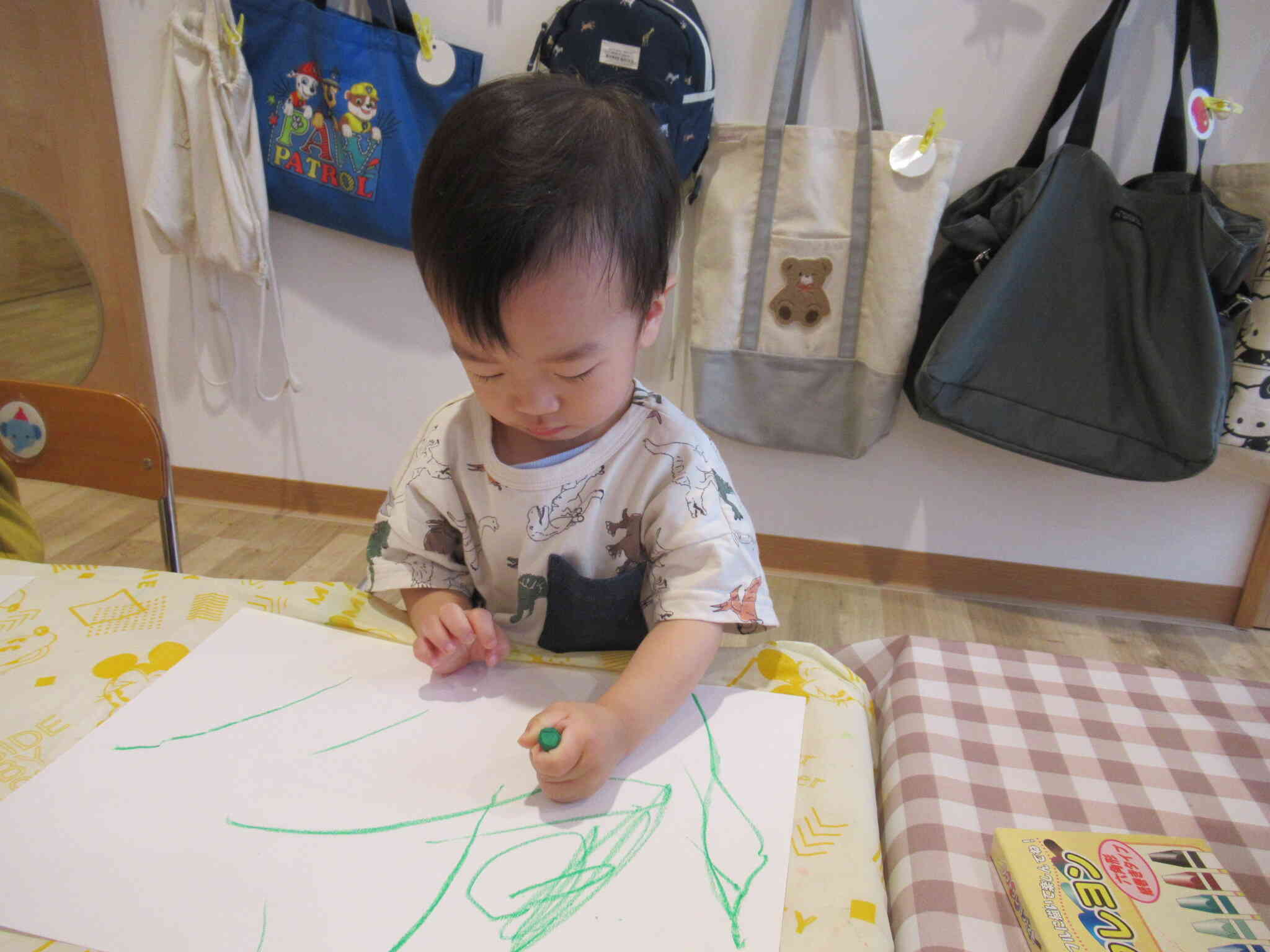 緑のクレヨンで、紙いっぱいになぐり描き♪