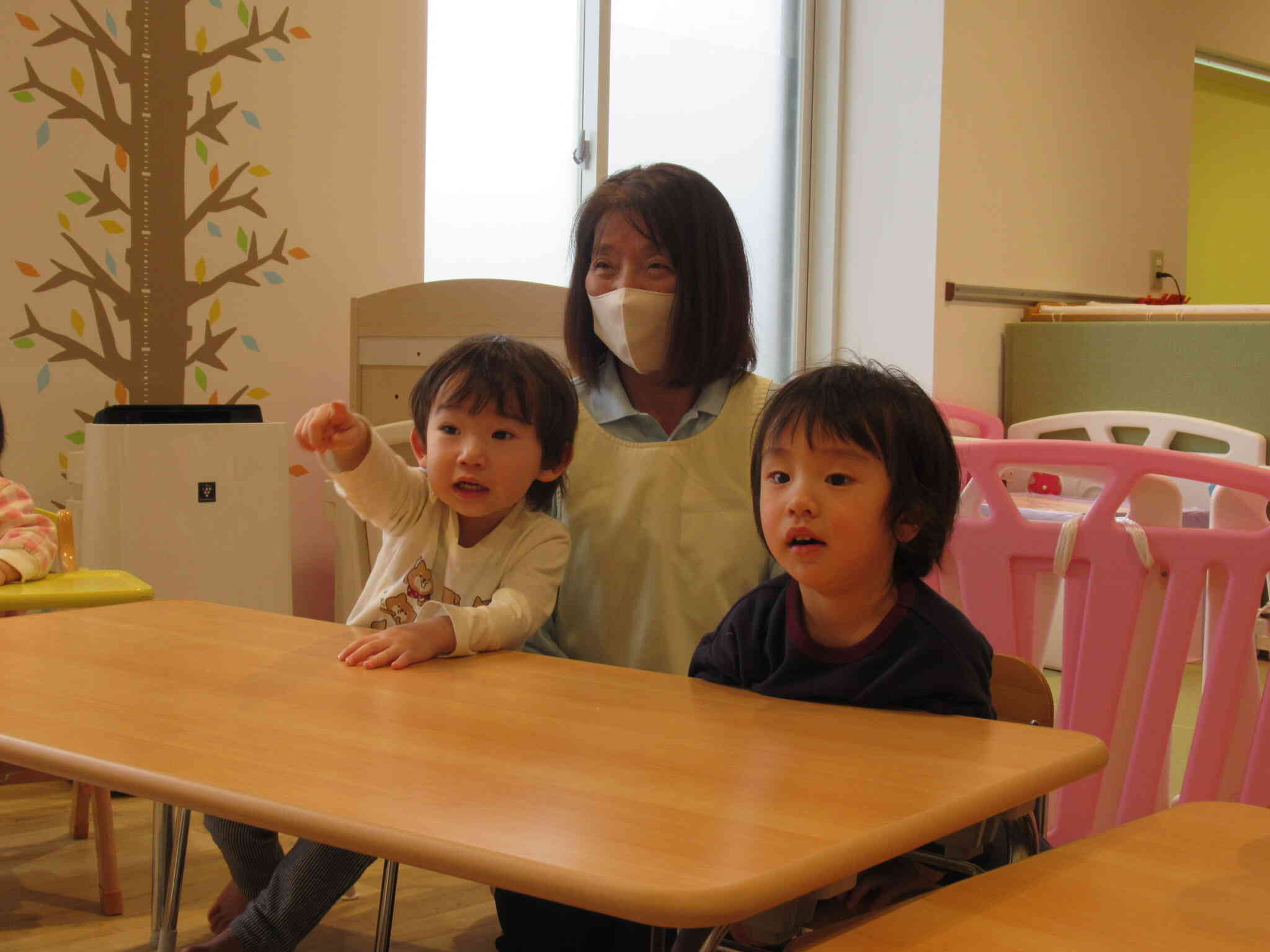 「だれかでてきたよ！」「あれはおひなさま？」