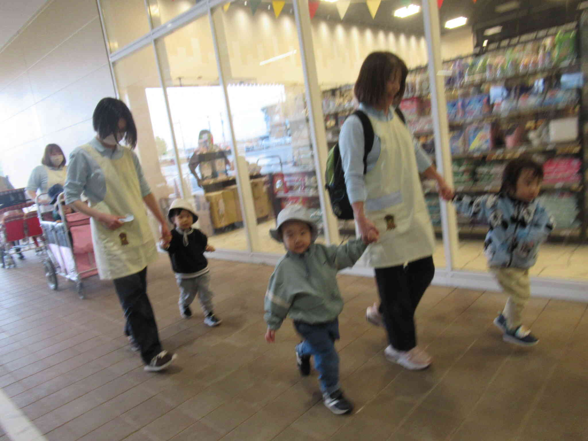 「あるこ～♪あるこ～♪」と歌いながらウキウキで歩いています。
