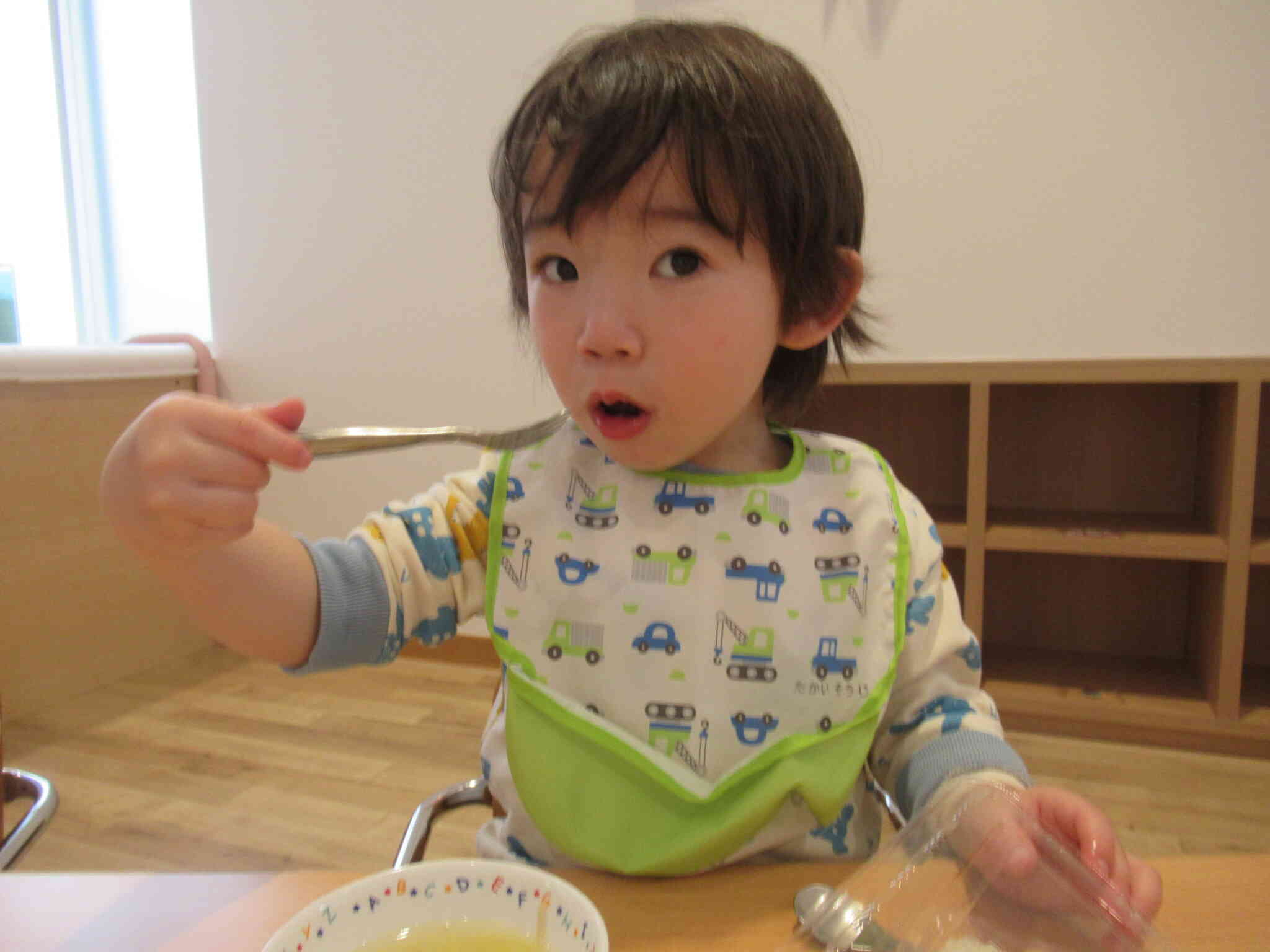 大好きなからあげをぱくり！