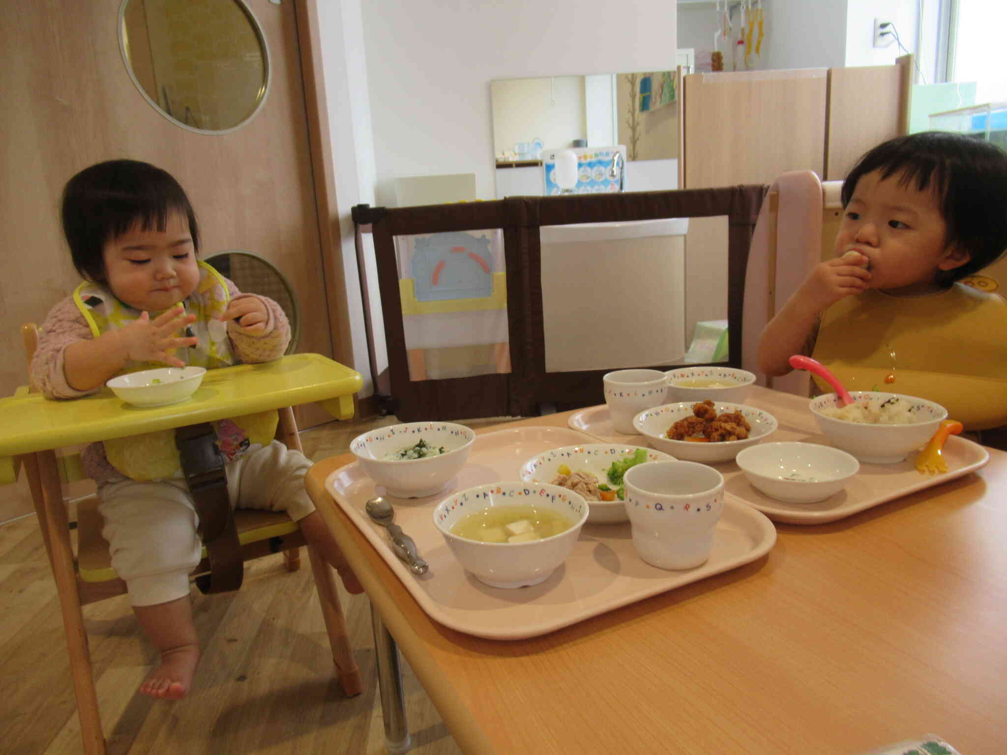 ０歳児クラスのお友だちはいつもの給食だけど、今日はなんだか楽しい給食時間♡