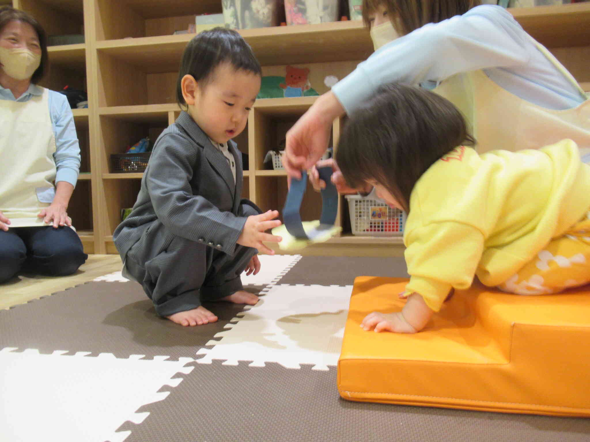 「上手にわたれたね」近くまで行って、やさしく寄り添ってくれています。
