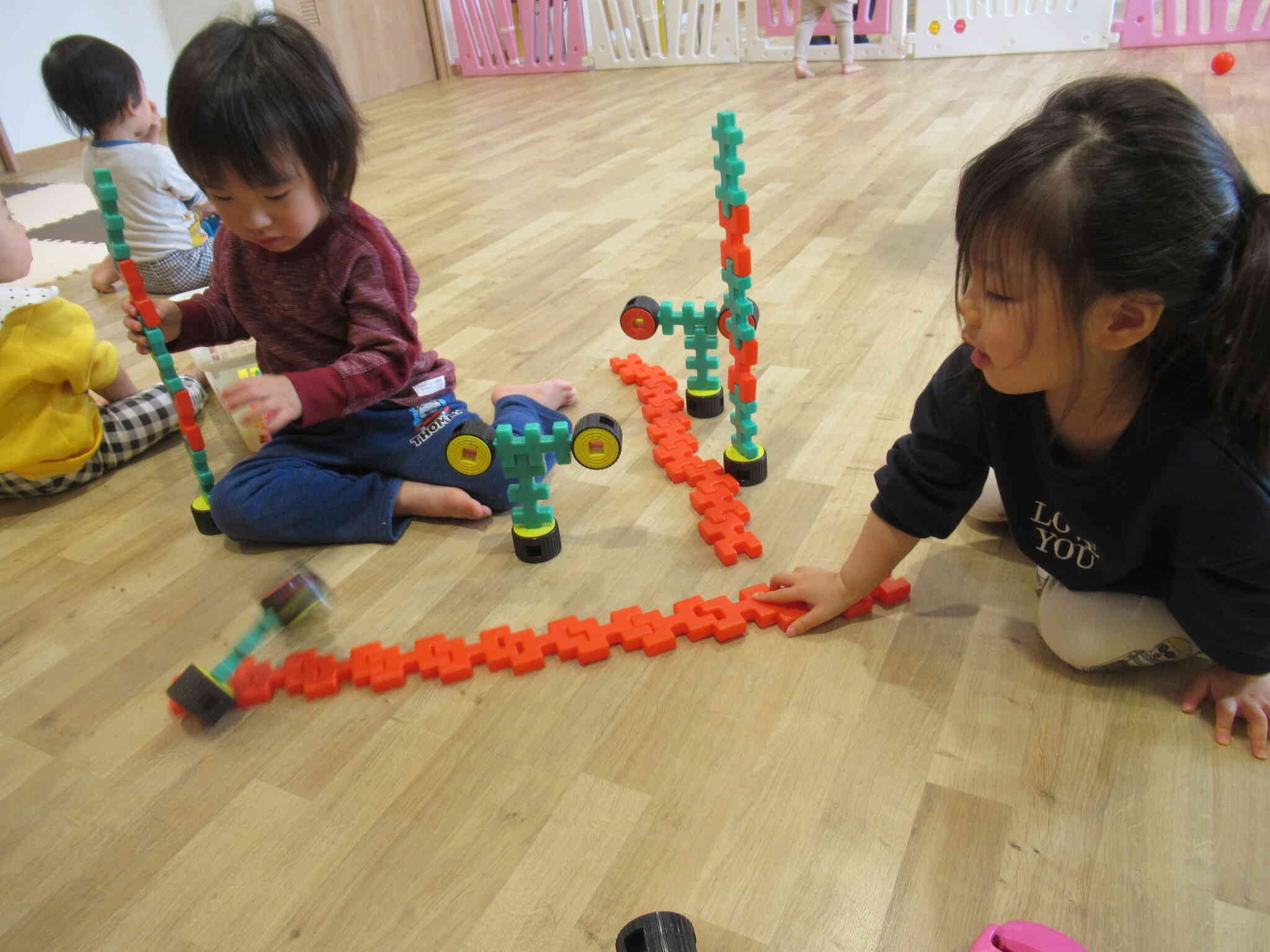 2歳児クラスのお友だちはブロックあそびも複雑なものを作れるようになってきていますよ