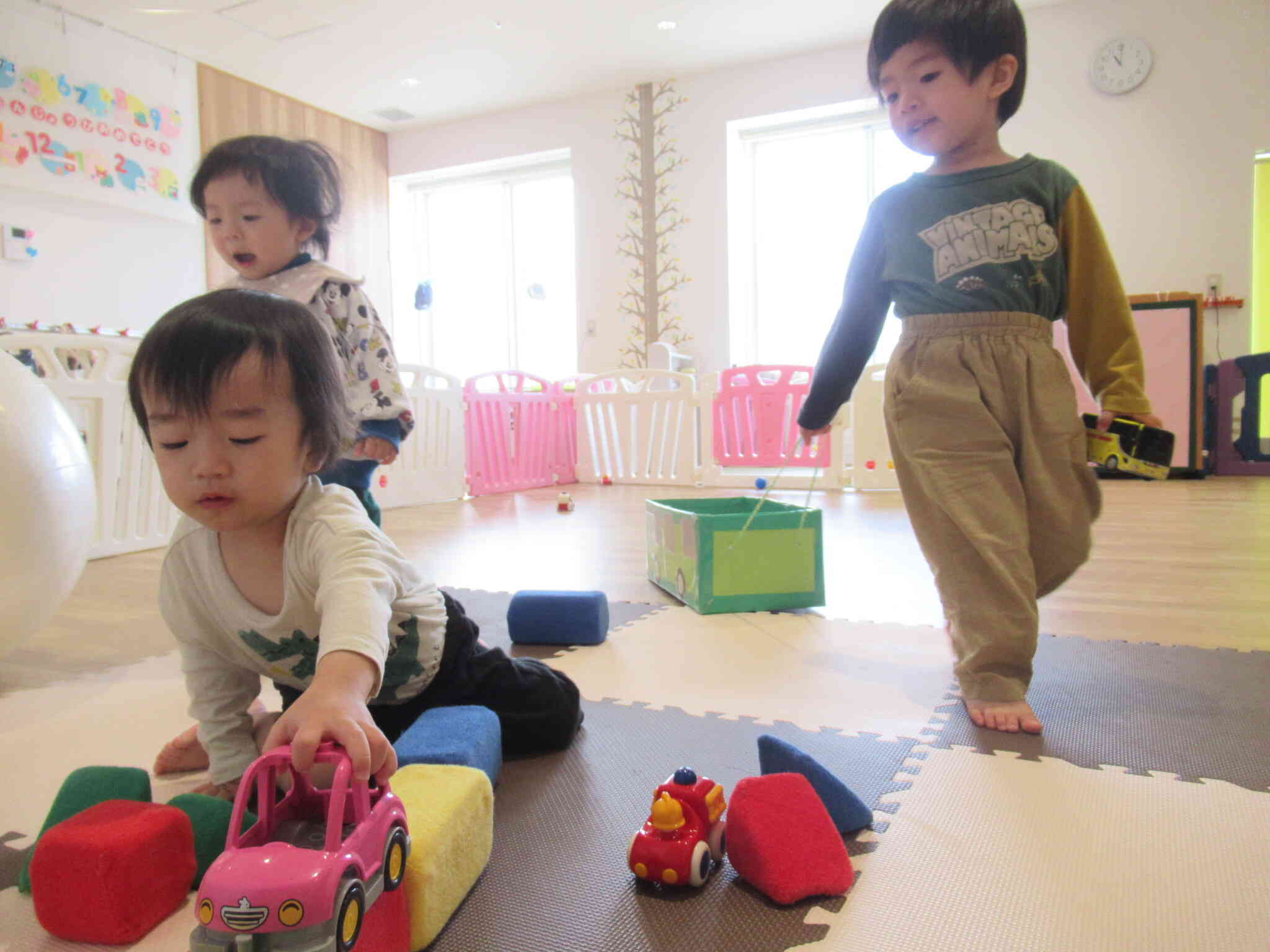 ぼくは積み木で道路を作って車を走らせているよ」