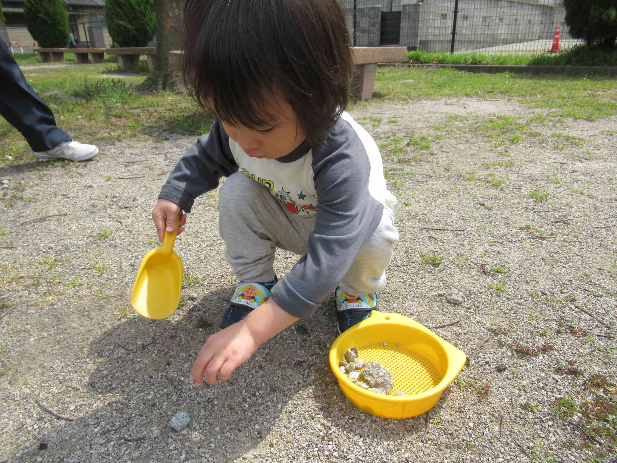 砂あそびに夢中