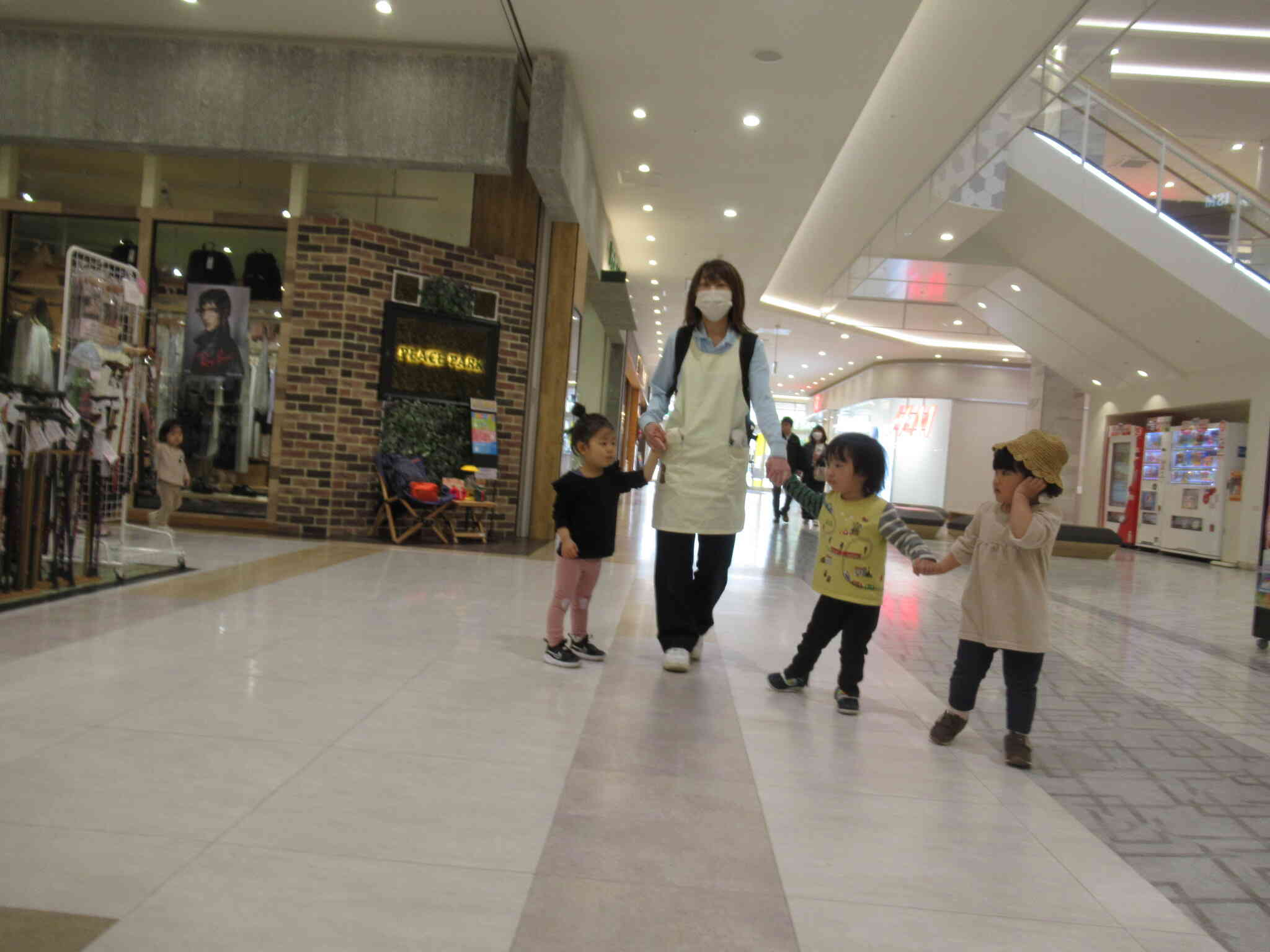 おて～て～♪　つ～ないで～♪