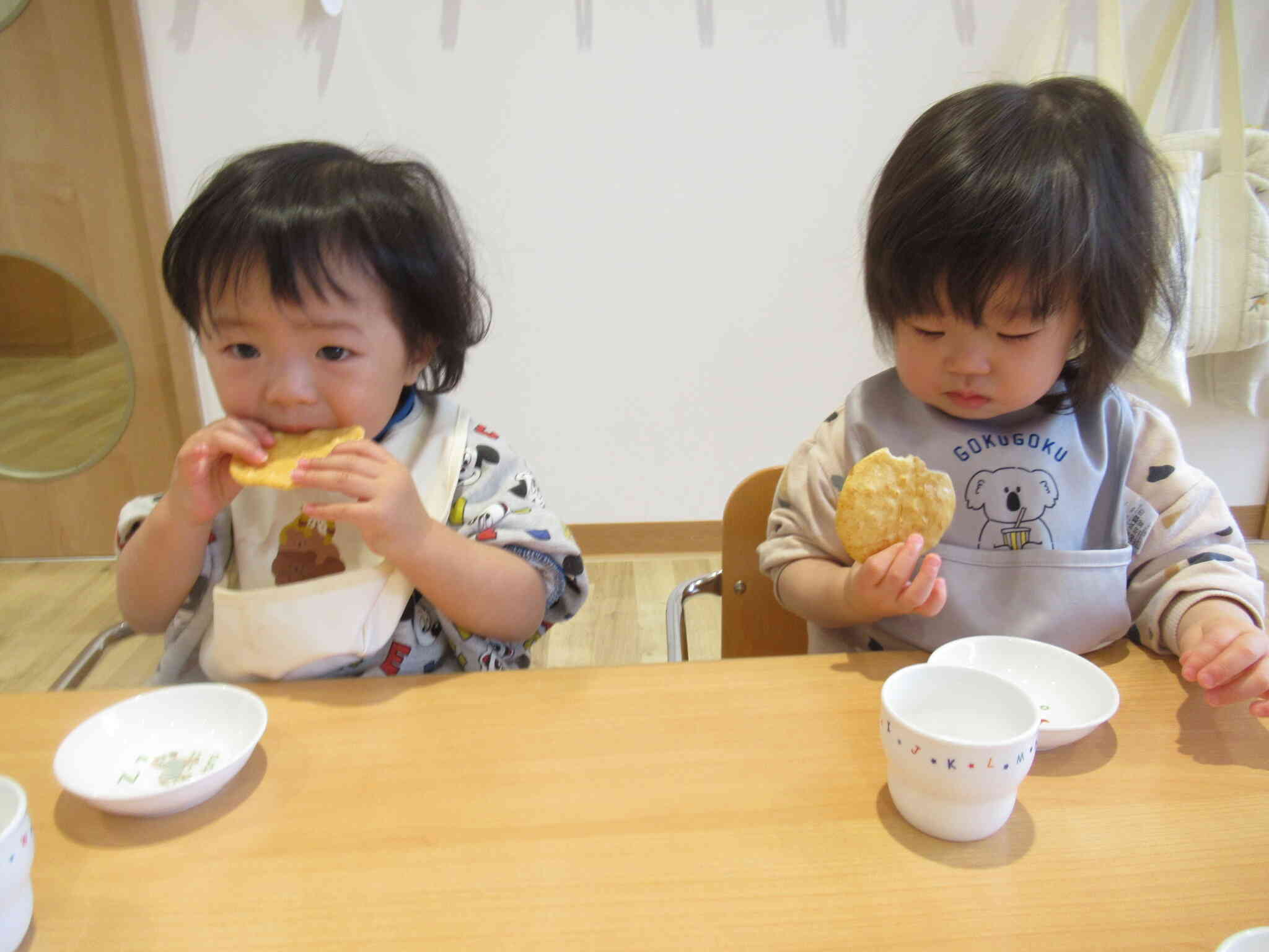 朝のおやつは「おせんべい」