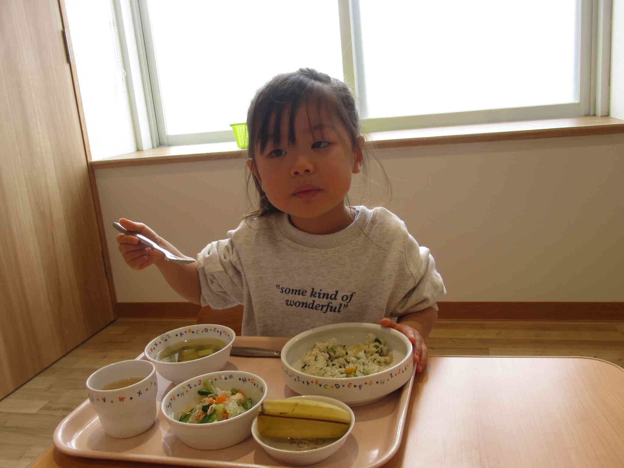 2歳児クラスのお友だちは上手にフォークを持って・・・「パクッ」