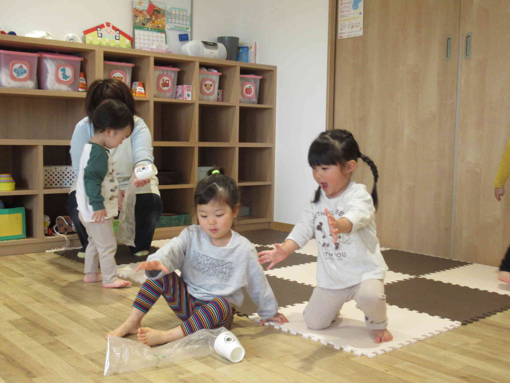 紙コップや傘袋で作ったこいのぼりロケットを飛ばします！みんなでお話しながら考え中です☆