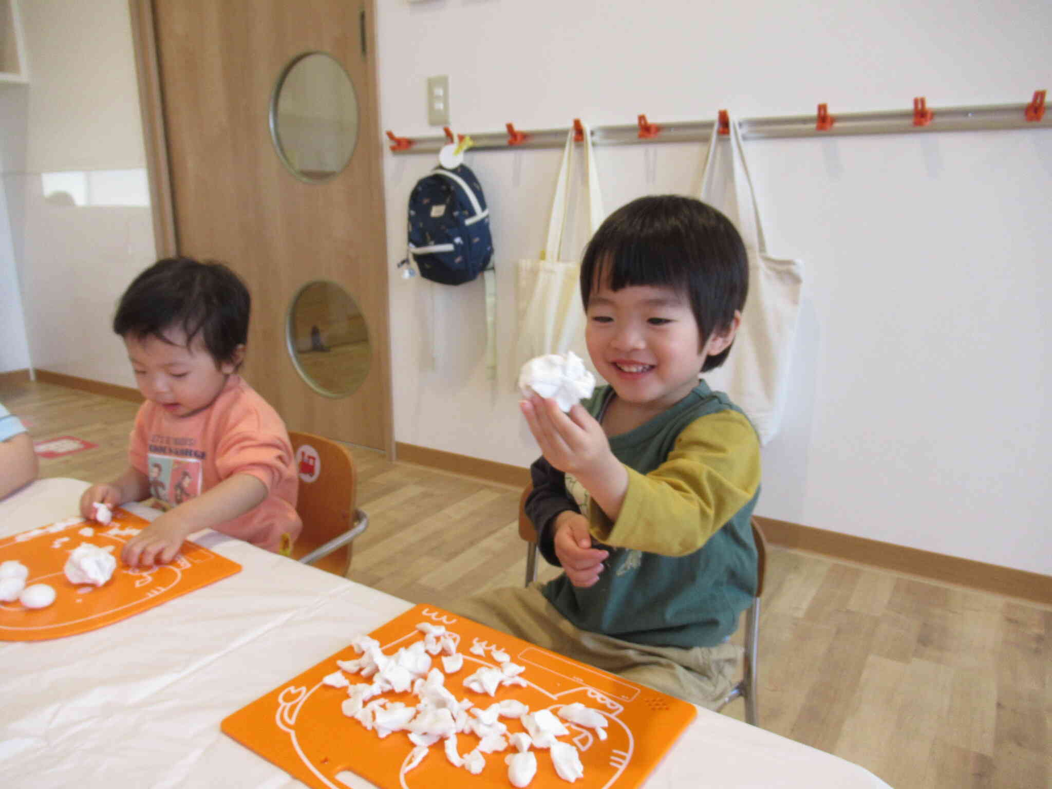 小さくちぎった粘土をくっつけて、「かたまっちゃった～♪」と嬉しそう！