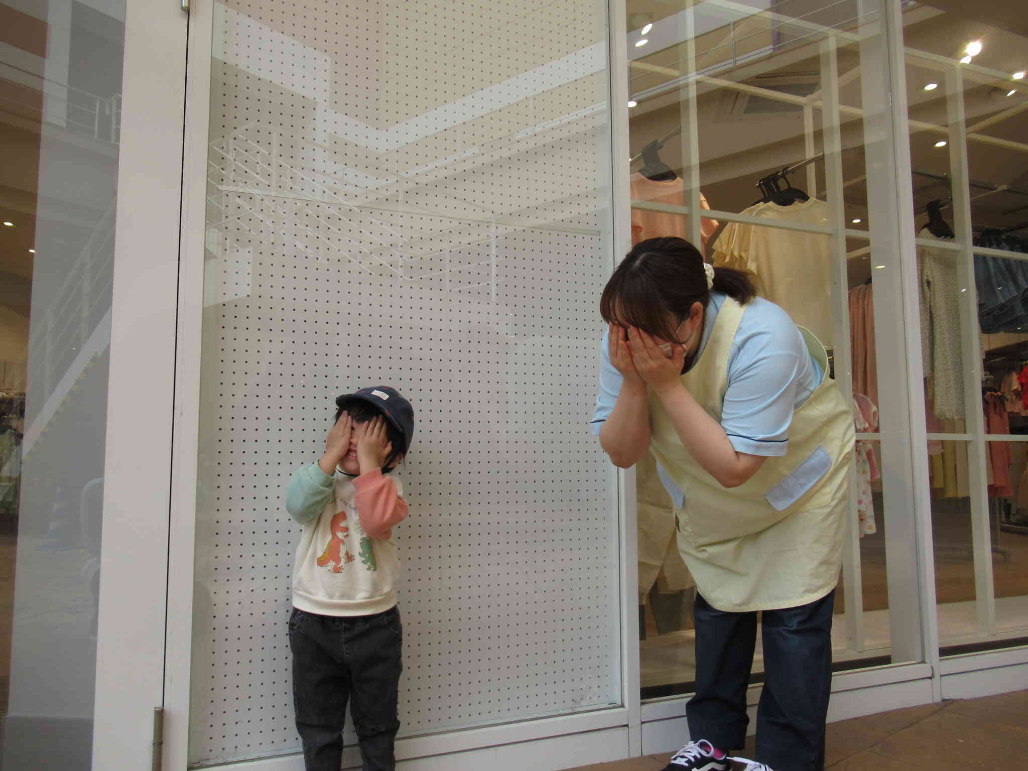 「いーち、にー、さーん」かくれんぼ中です♪