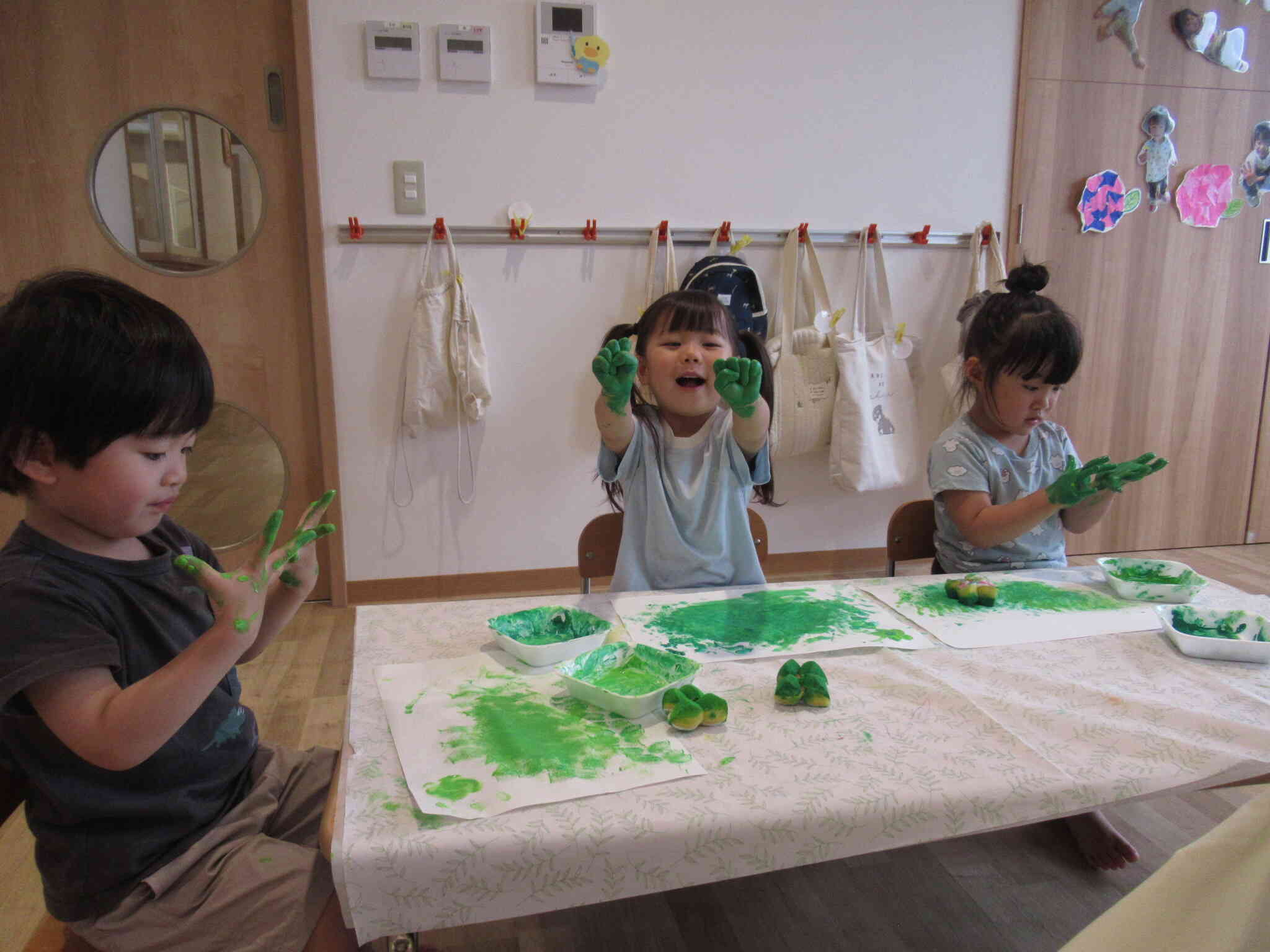 紙皿だけじゃキャンバスが足りない！！画用紙や、手にも塗っちゃうよ☆